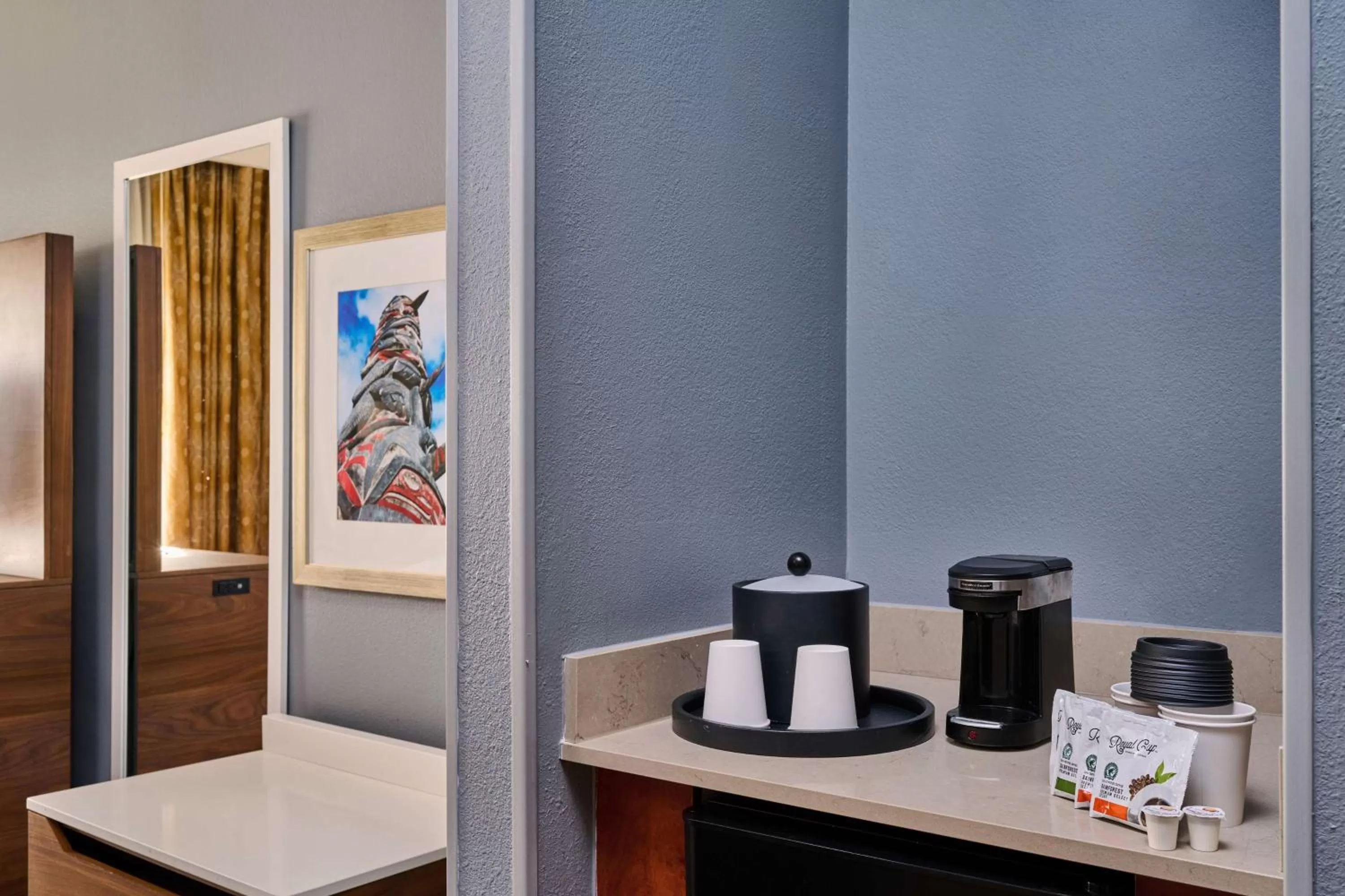 Photo of the whole room in Hampton Inn Anchorage