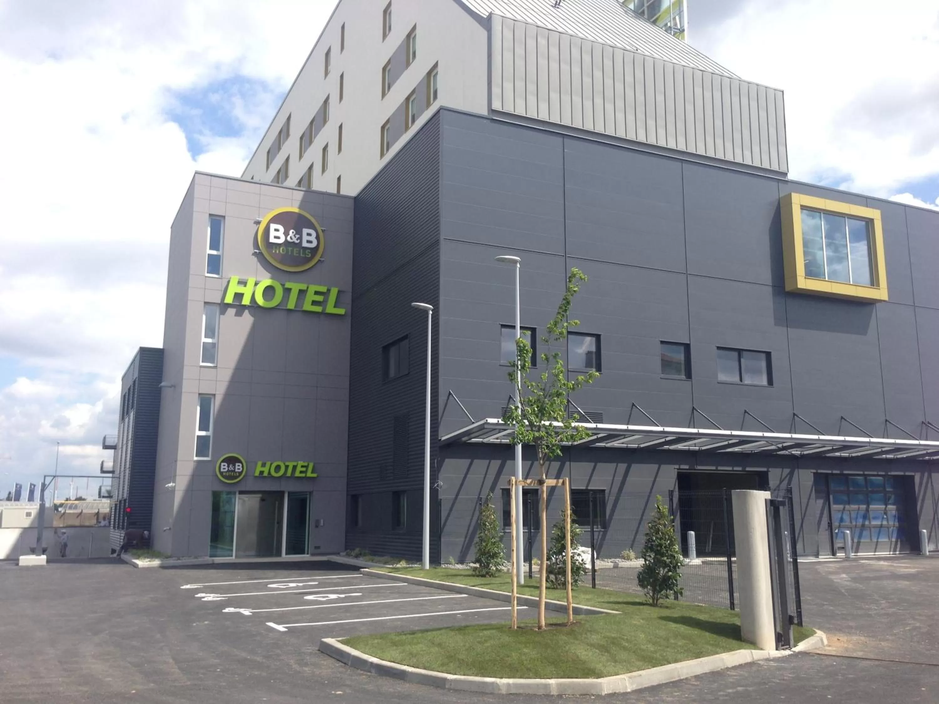 Facade/entrance in B&B HOTEL Lyon Sud États-Unis