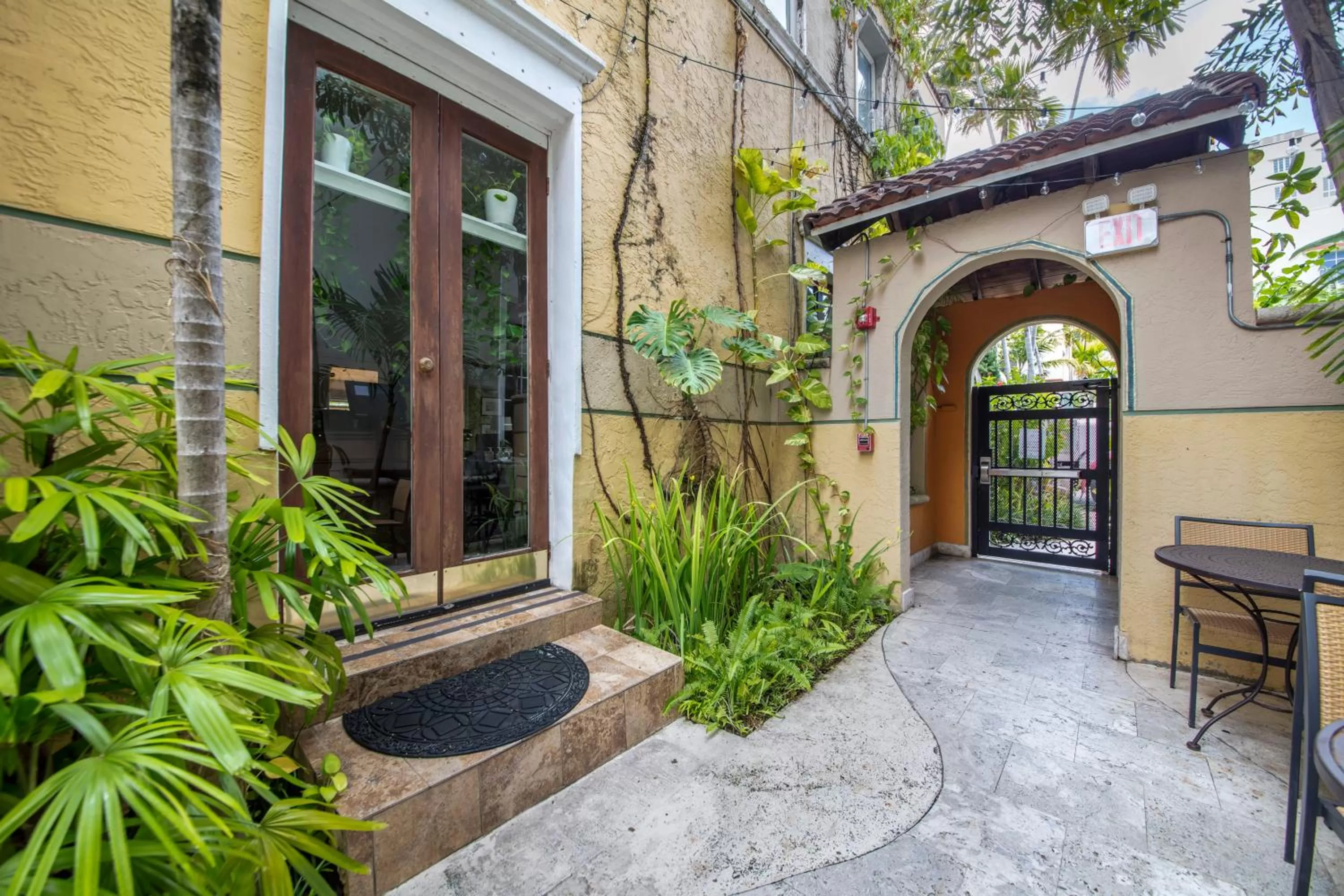 Facade/entrance in Hotel Impala by LuxUrban