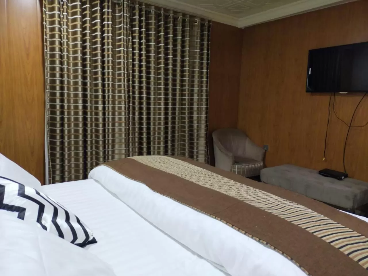 Bedroom, Bed in Shagufta Royal Hotel Murree