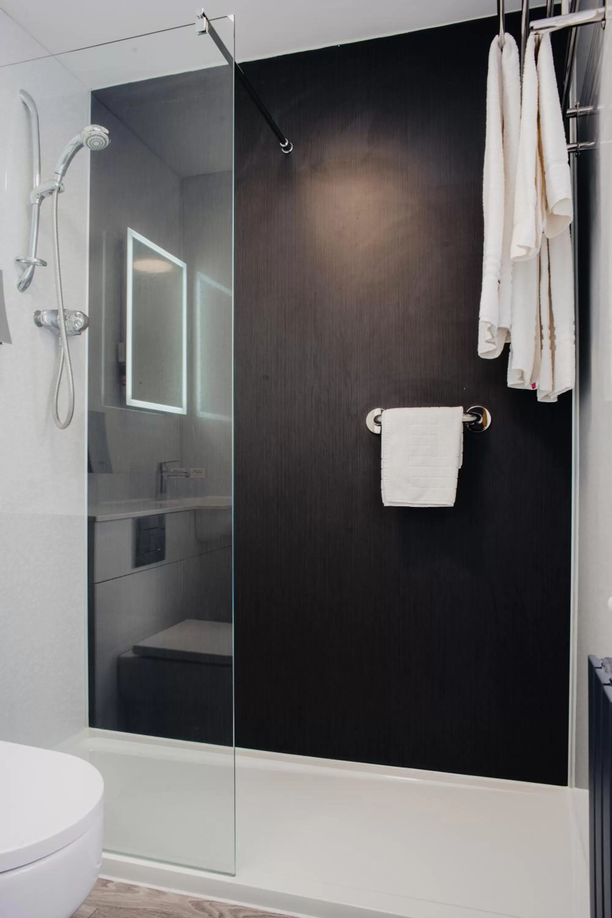 Shower in San Clu Hotel, Bar & Brasserie