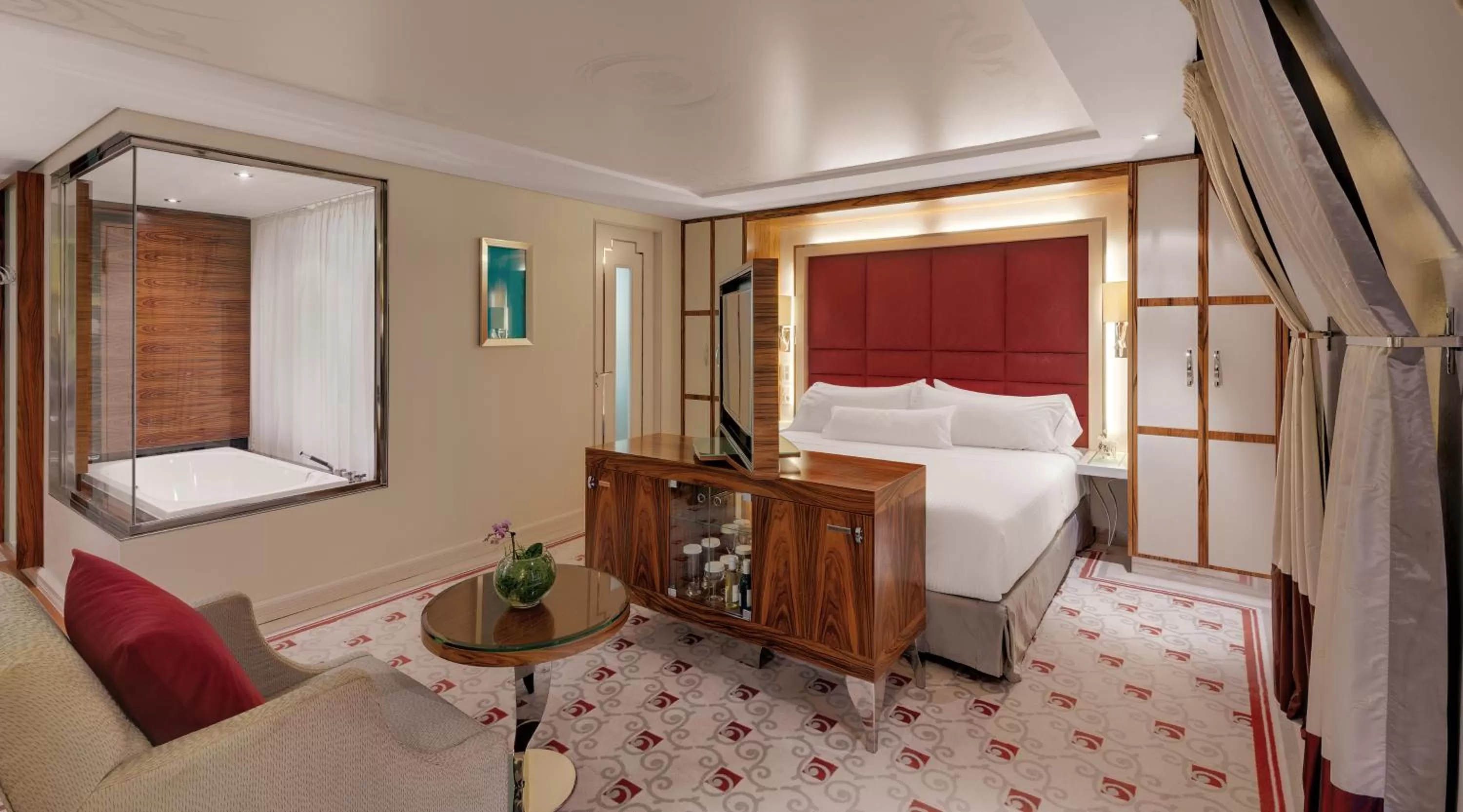 Living room, Bed in Bilderberg Bellevue Hotel Dresden