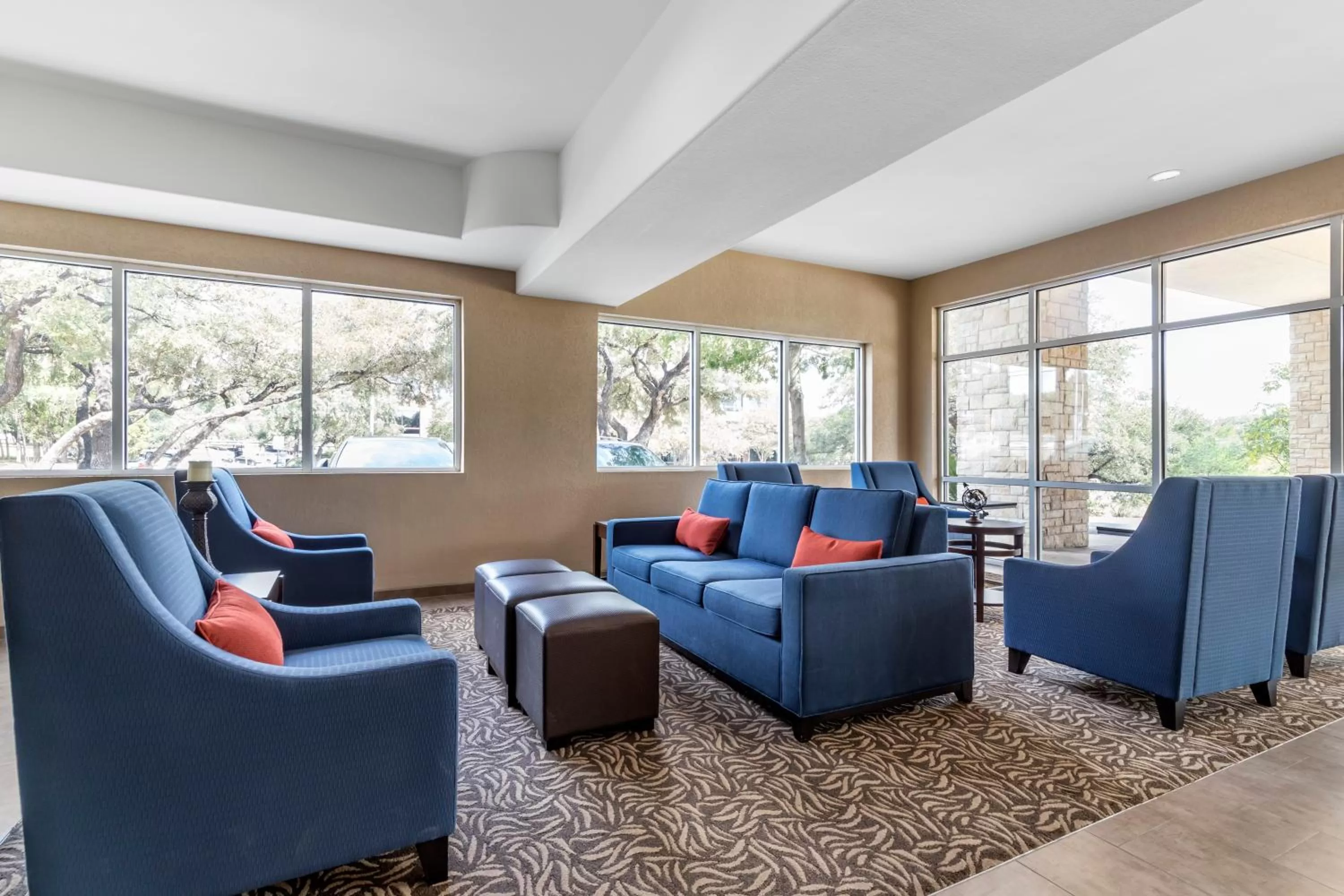 Communal lounge/ TV room in Comfort Suites Medical Center near Six Flags
