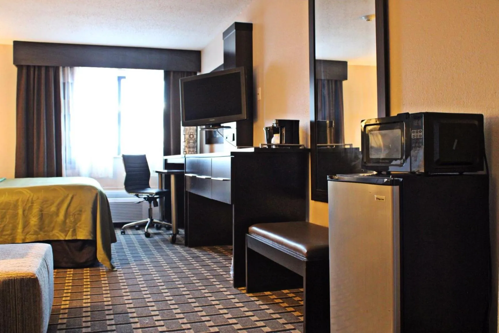 minibar, Bed in Quality Inn & Suites Detroit Metro Airport