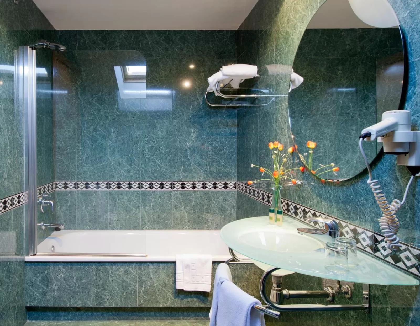 Bathroom in Hotel Galaico