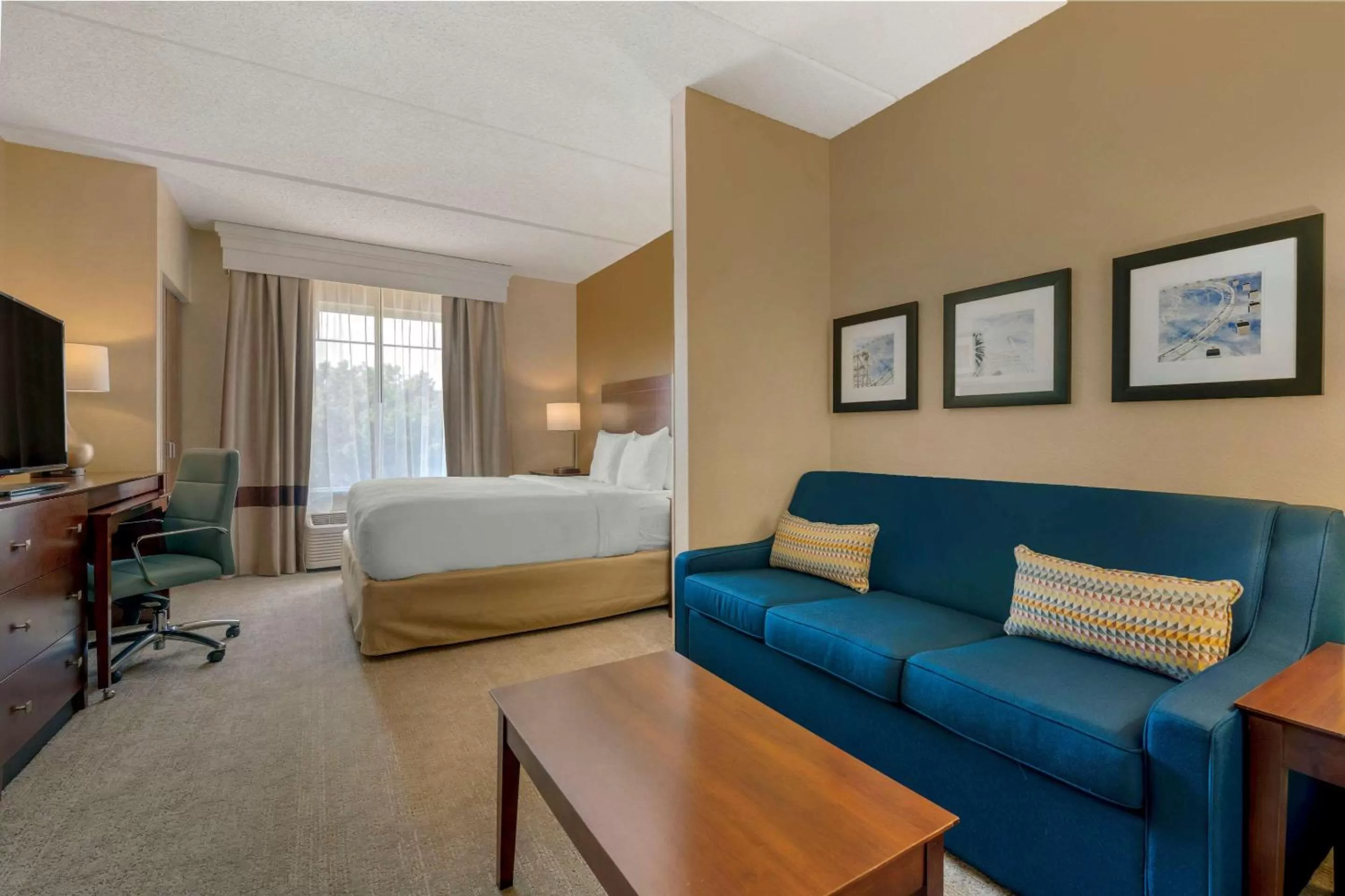 Photo of the whole room, Bed in Comfort Suites Near Universal Orlando Resort