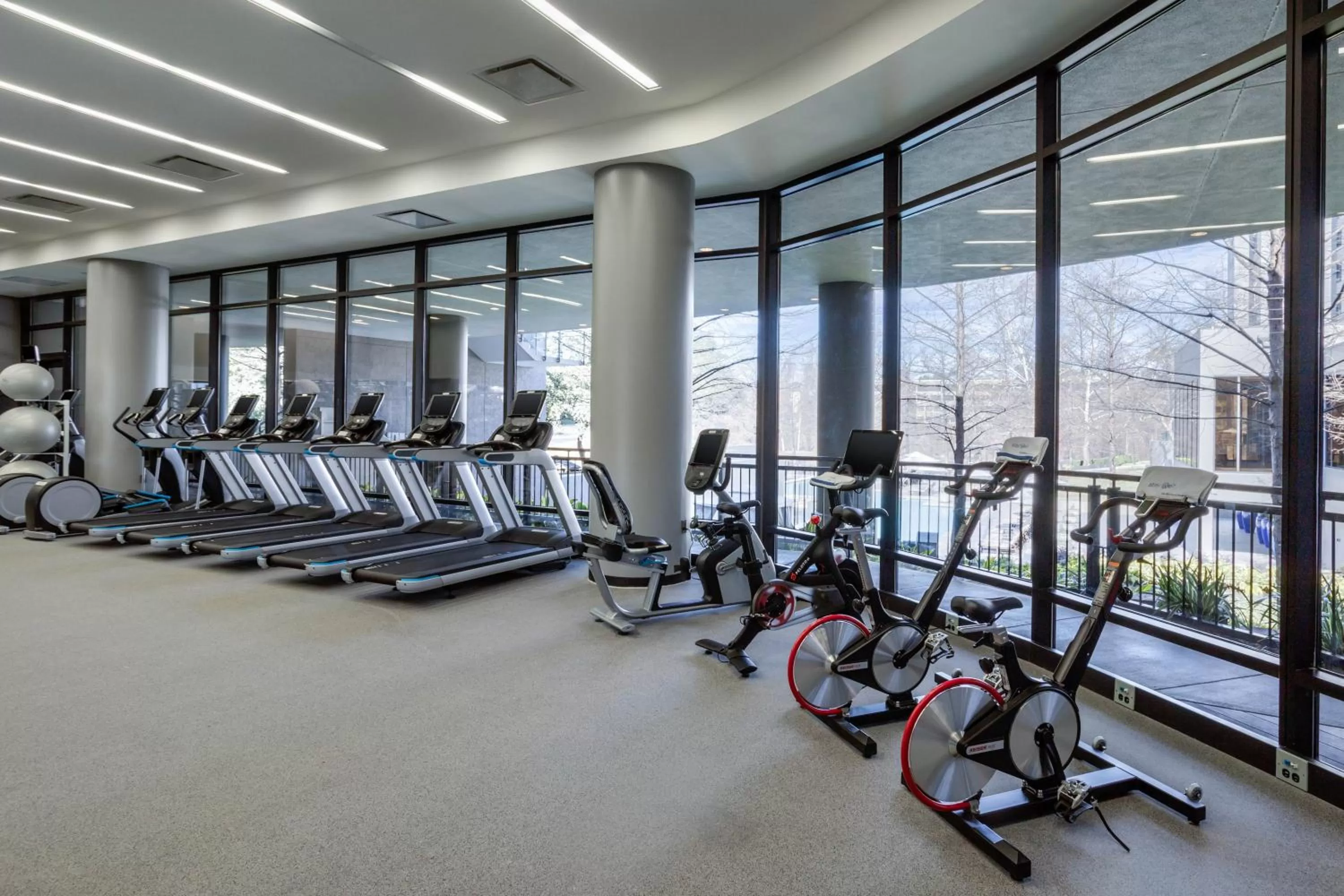 Fitness centre/facilities in Omni Houston Hotel