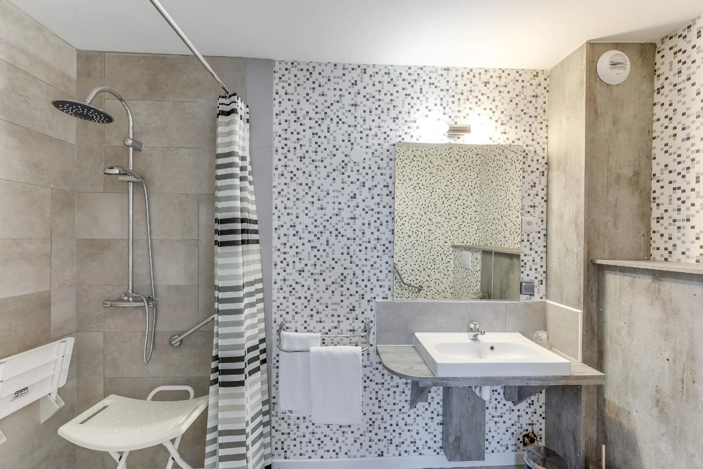 Shower in The Originals Access, Hotel Thouars