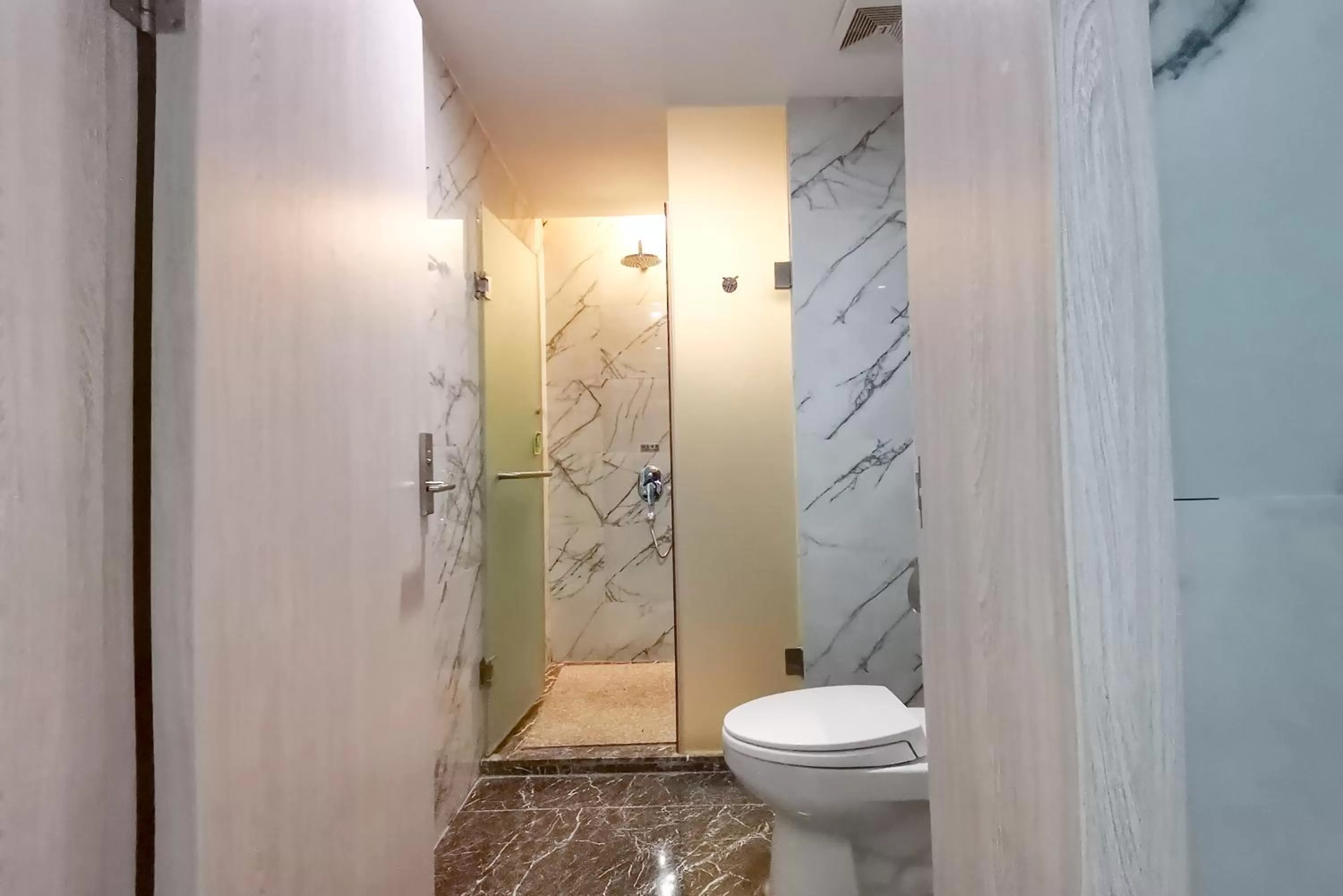 Toilet in Paco Hotel Tianhe Coach Terminal Metro Satation Guangzhou-Free Shuttle Bus for Canton Fair