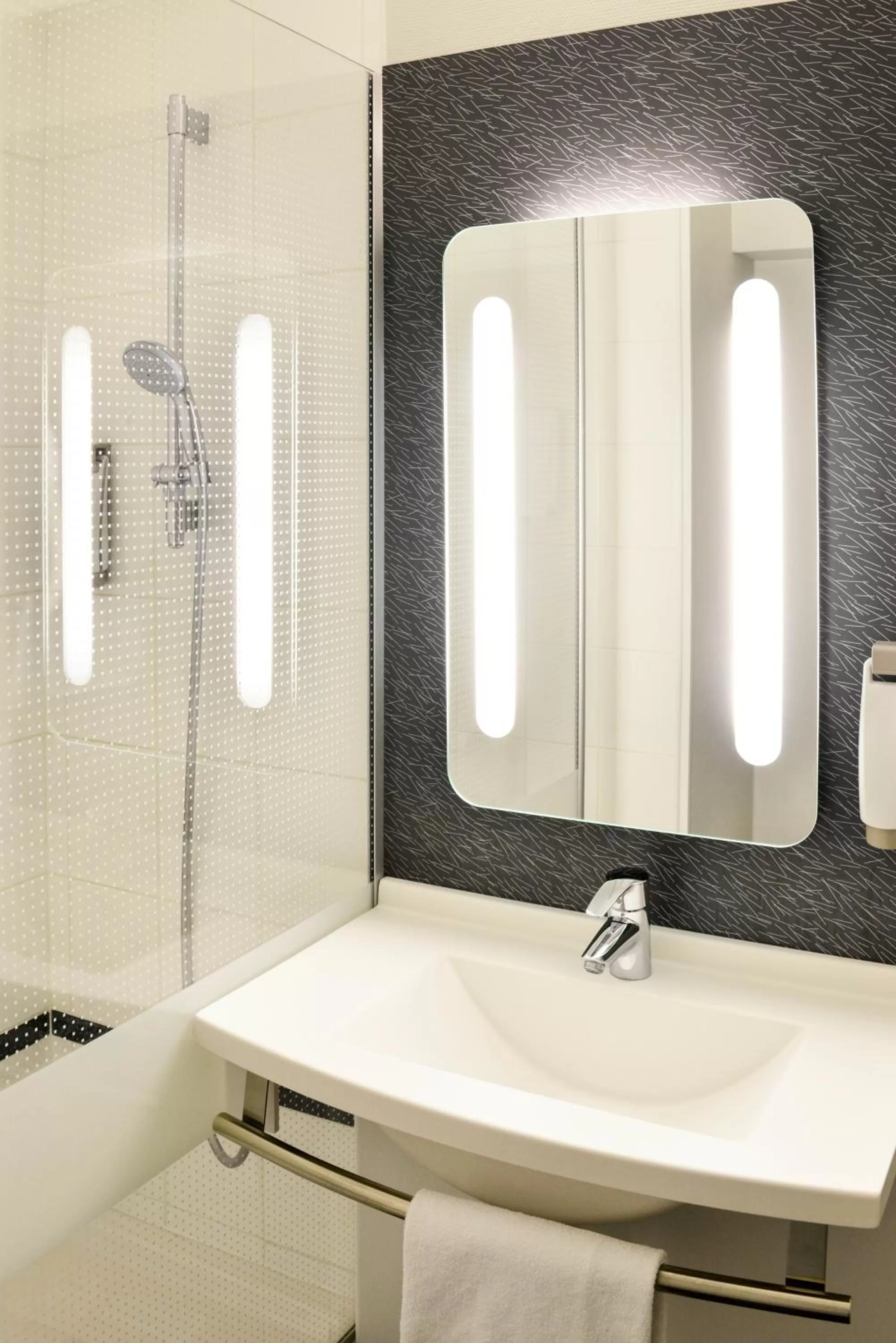 Bathroom in ibis Avignon Centre Gare