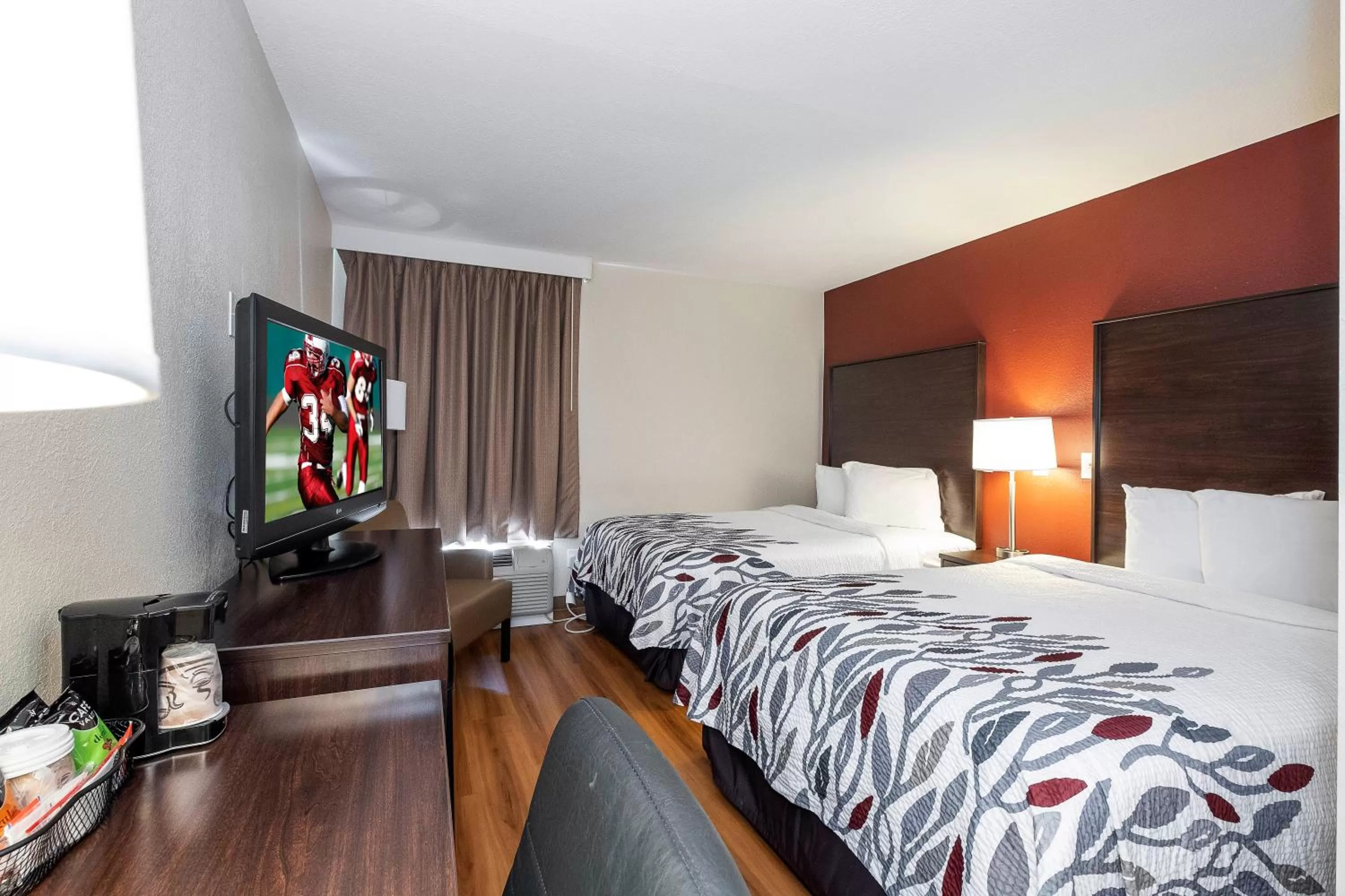 Photo of the whole room, Bed in Red Roof Inn Roanoke Rapids