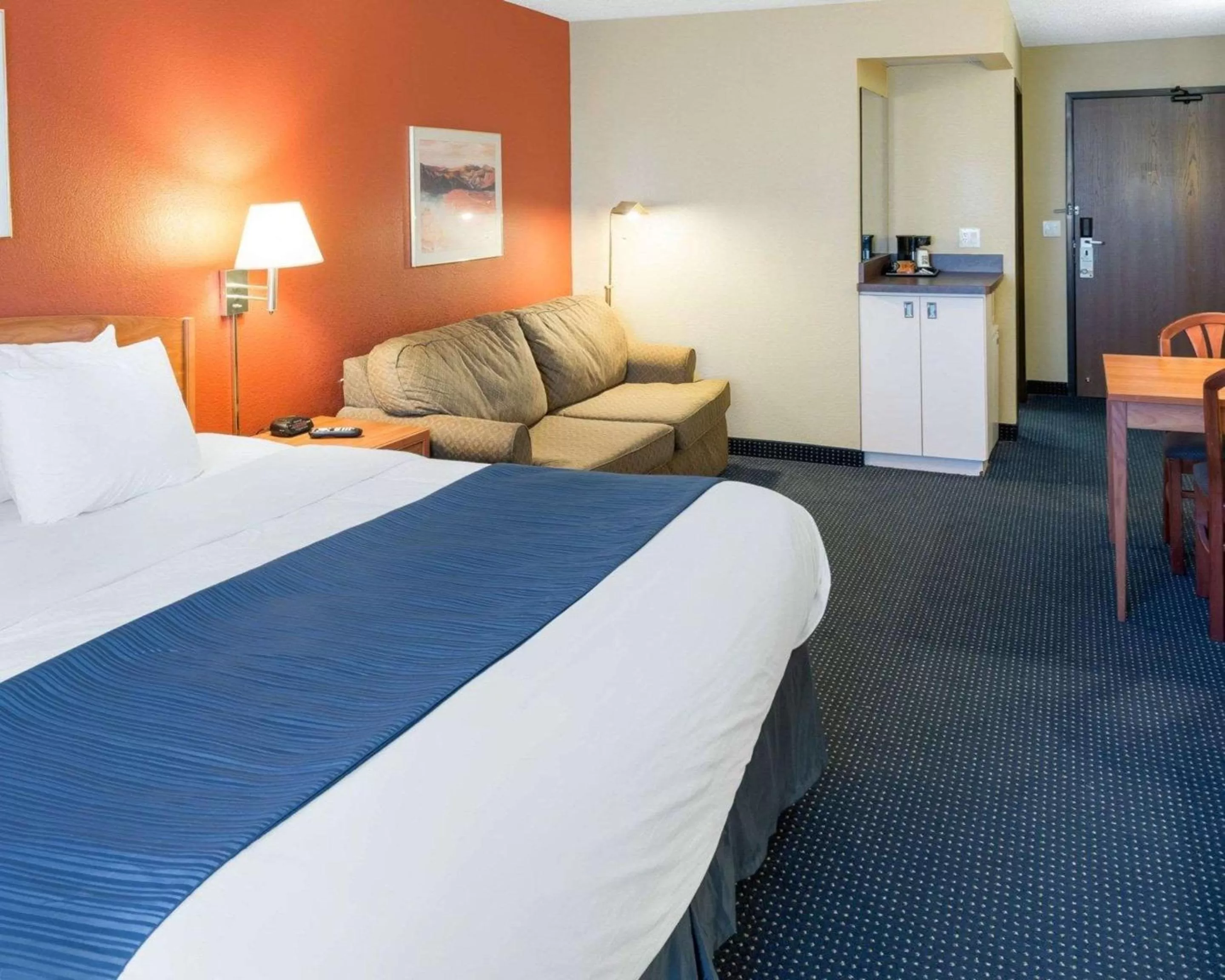 Photo of the whole room, Bed in Quality Inn Lakeville North