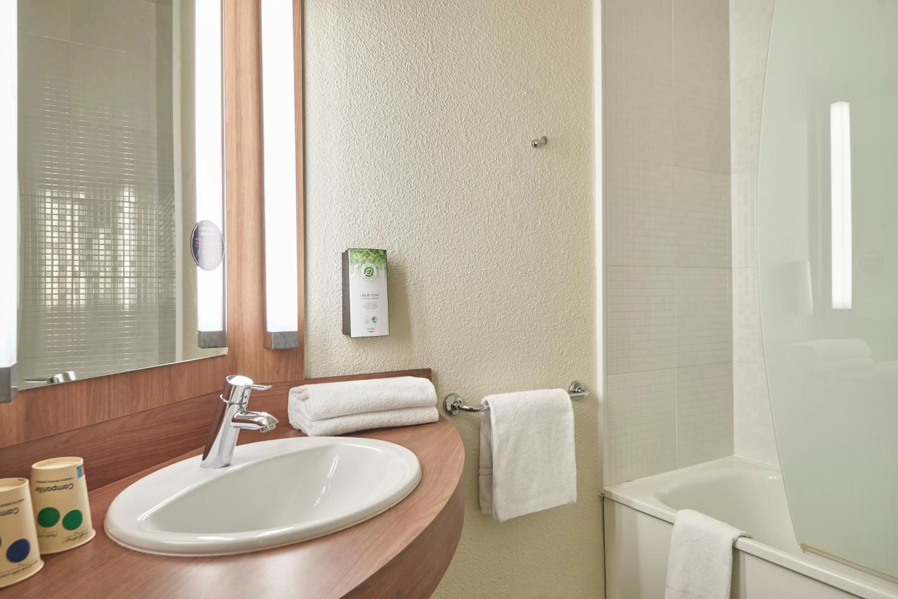 Bathroom in Campanile Lyon Centre - Berges du Rhône