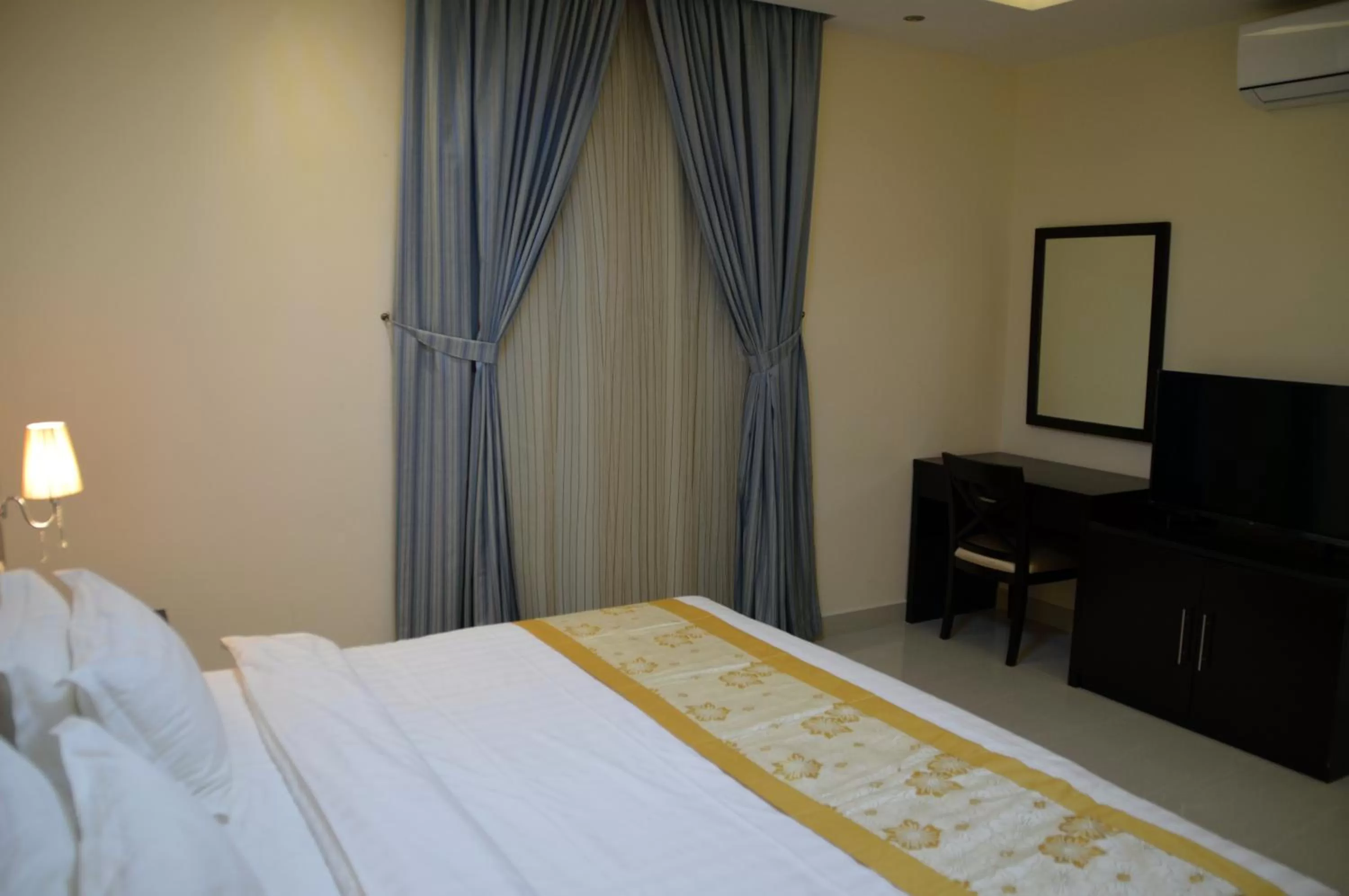 Bed in Arjaan Altakhassusi Hotel Suites