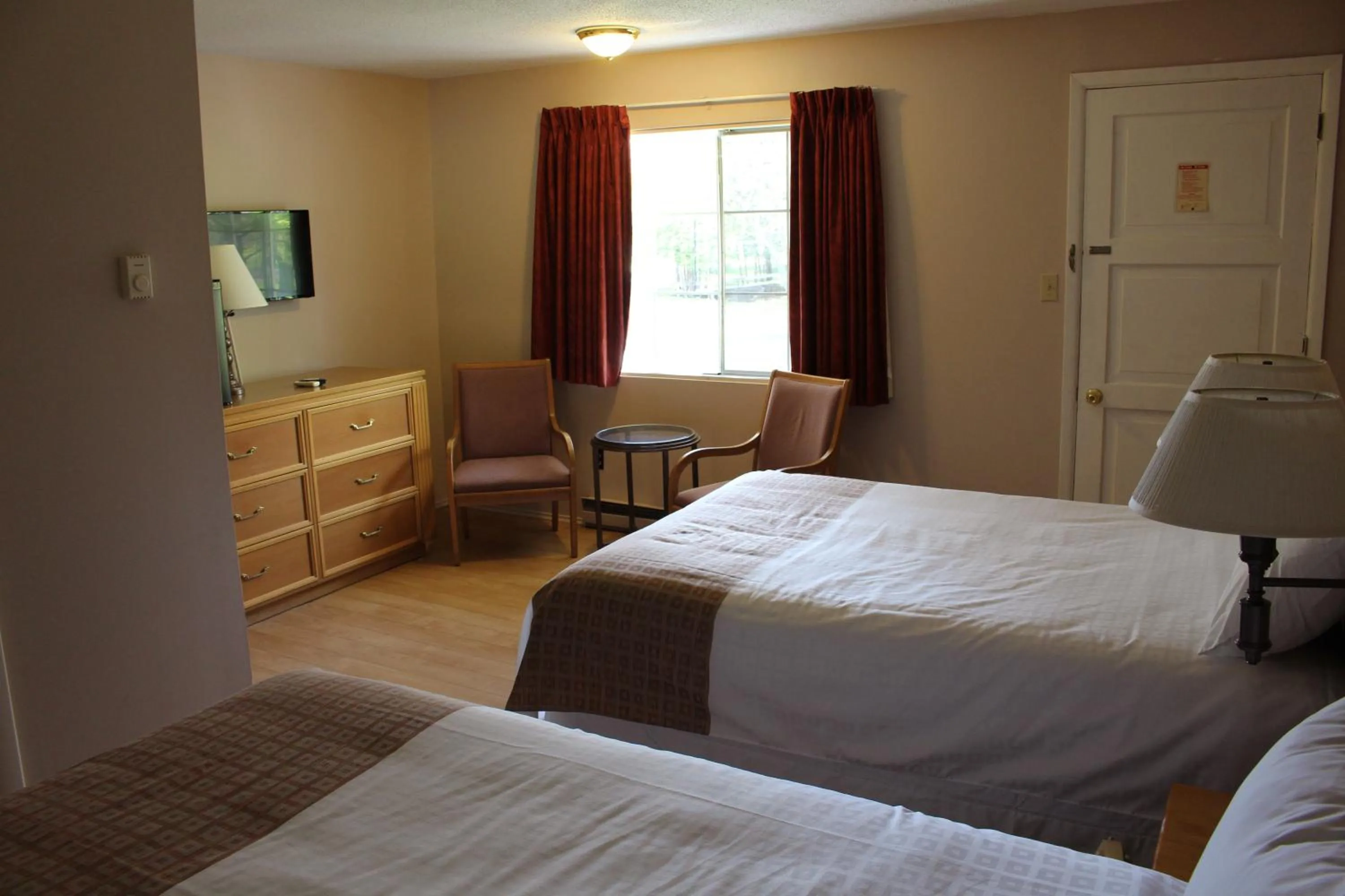 Photo of the whole room in Colonial Resort-1000Islands