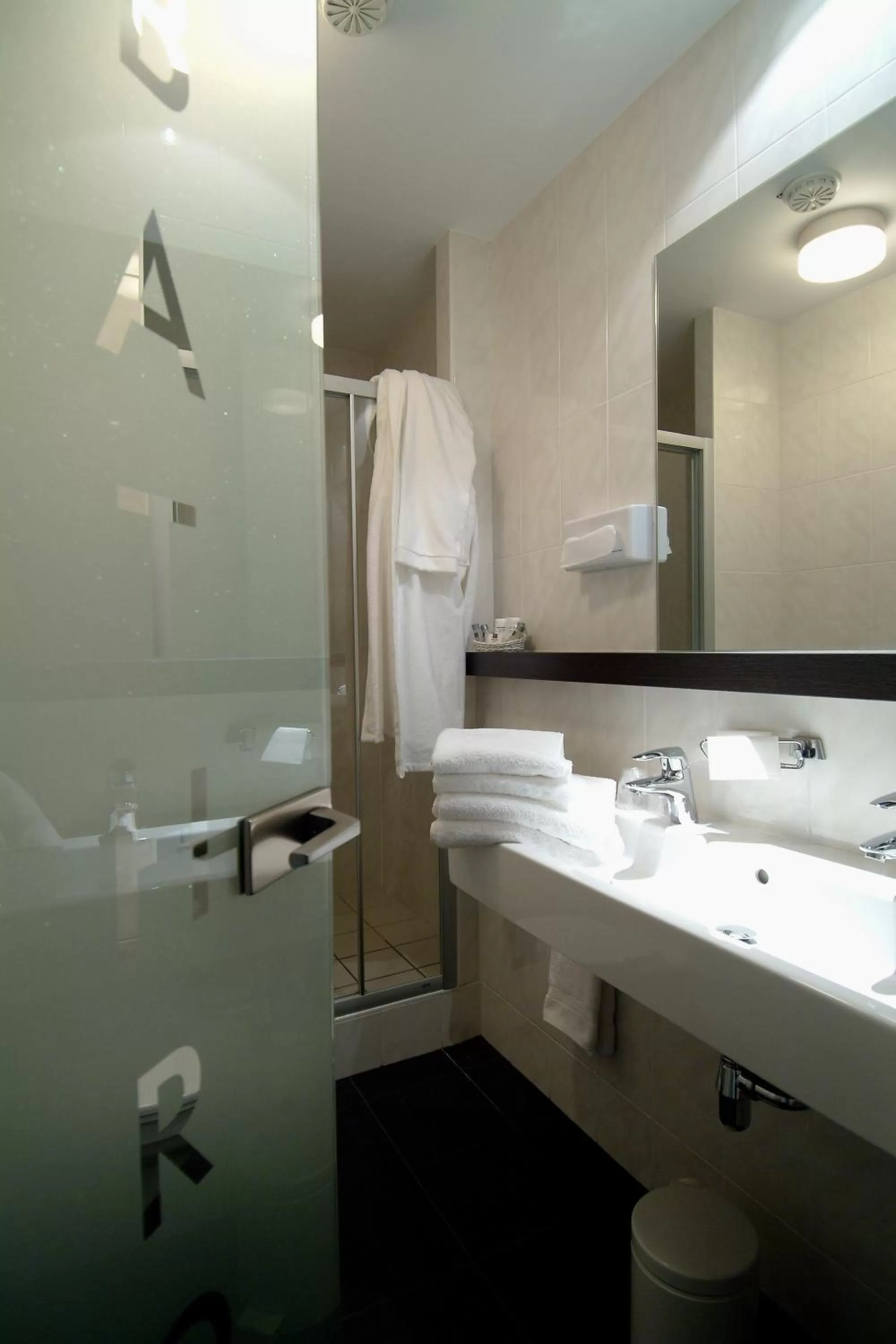 Shower in Hotel Central