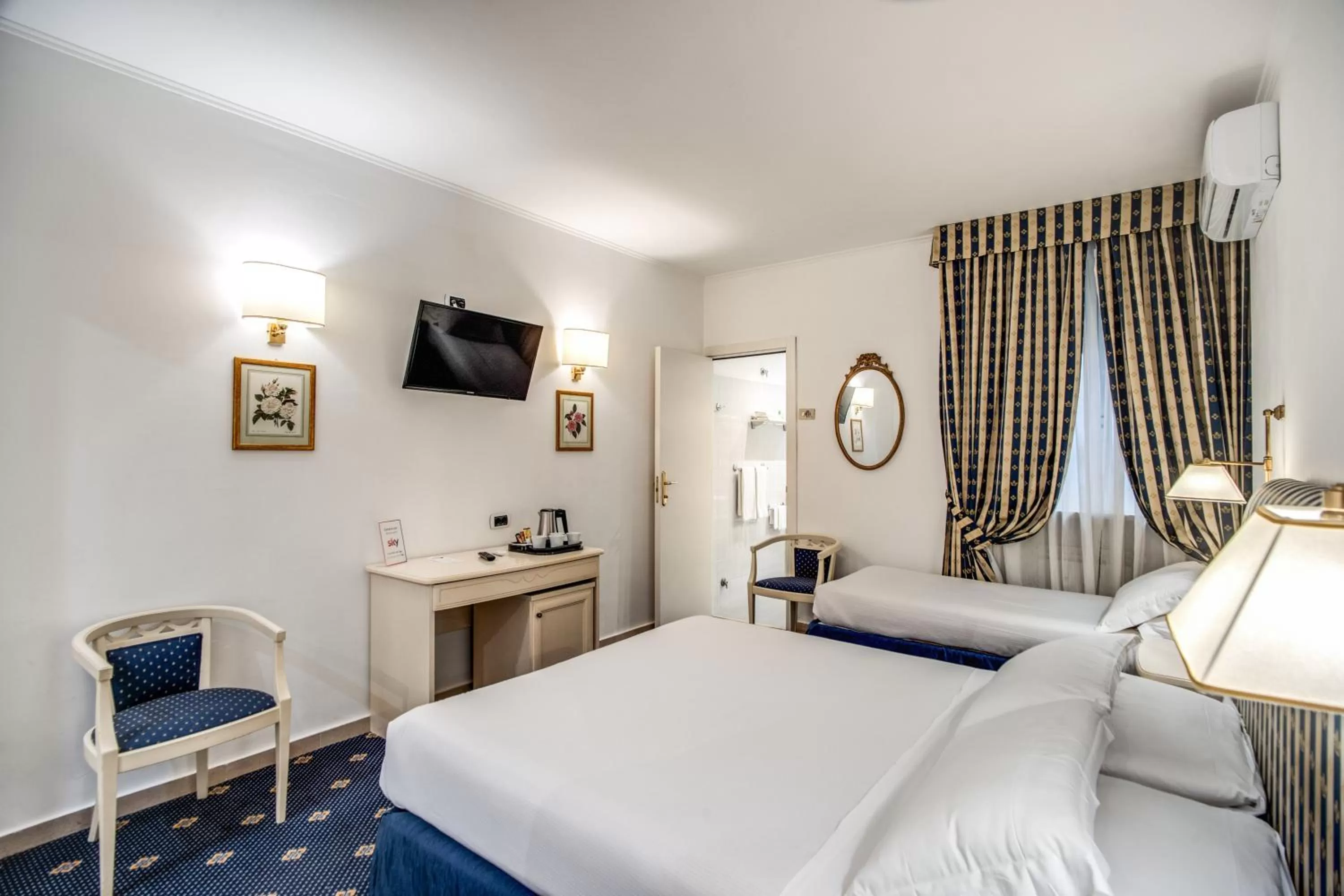 Bed in Hotel Napoleon