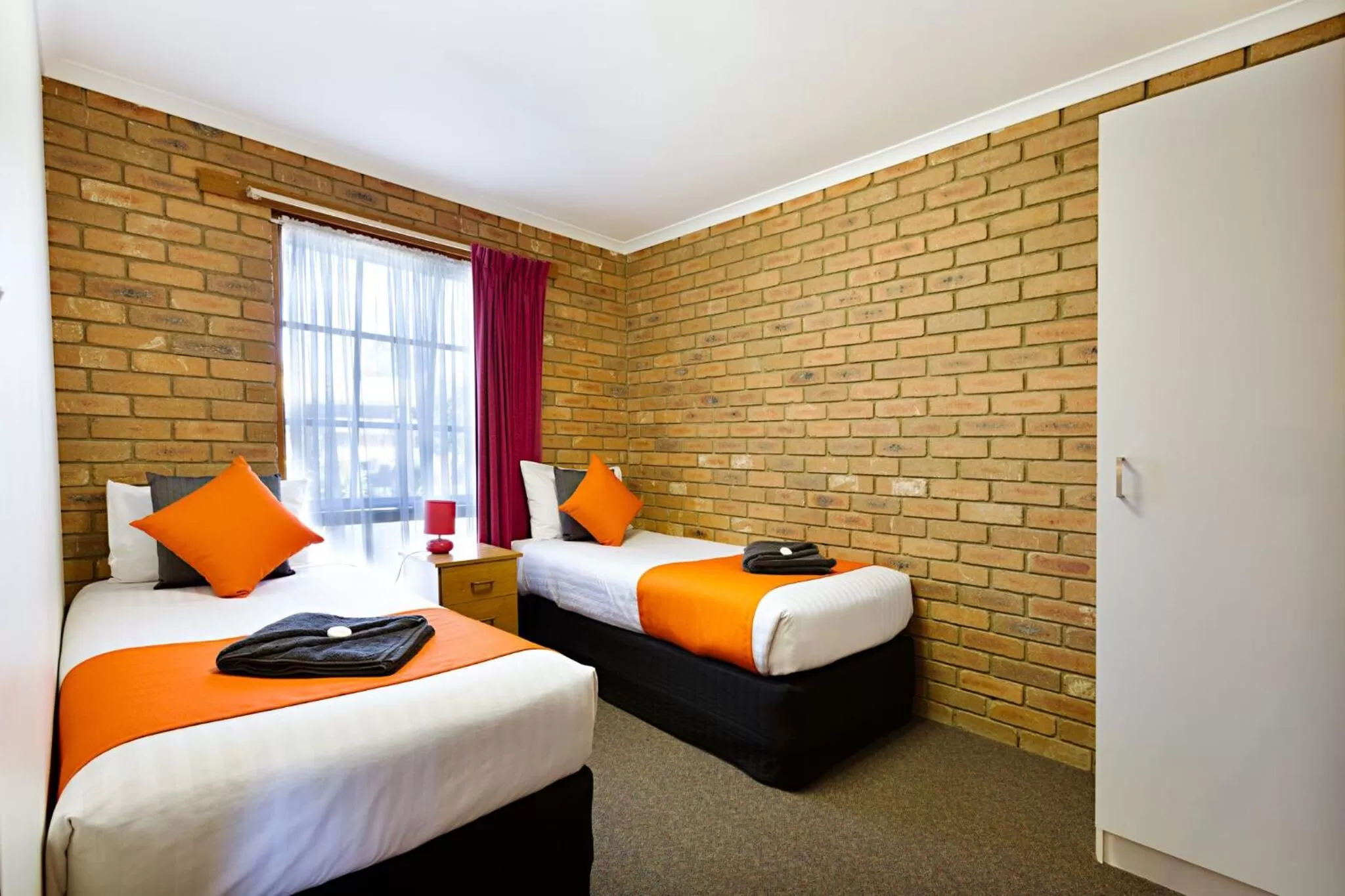 Bed in Statesman Motor Inn