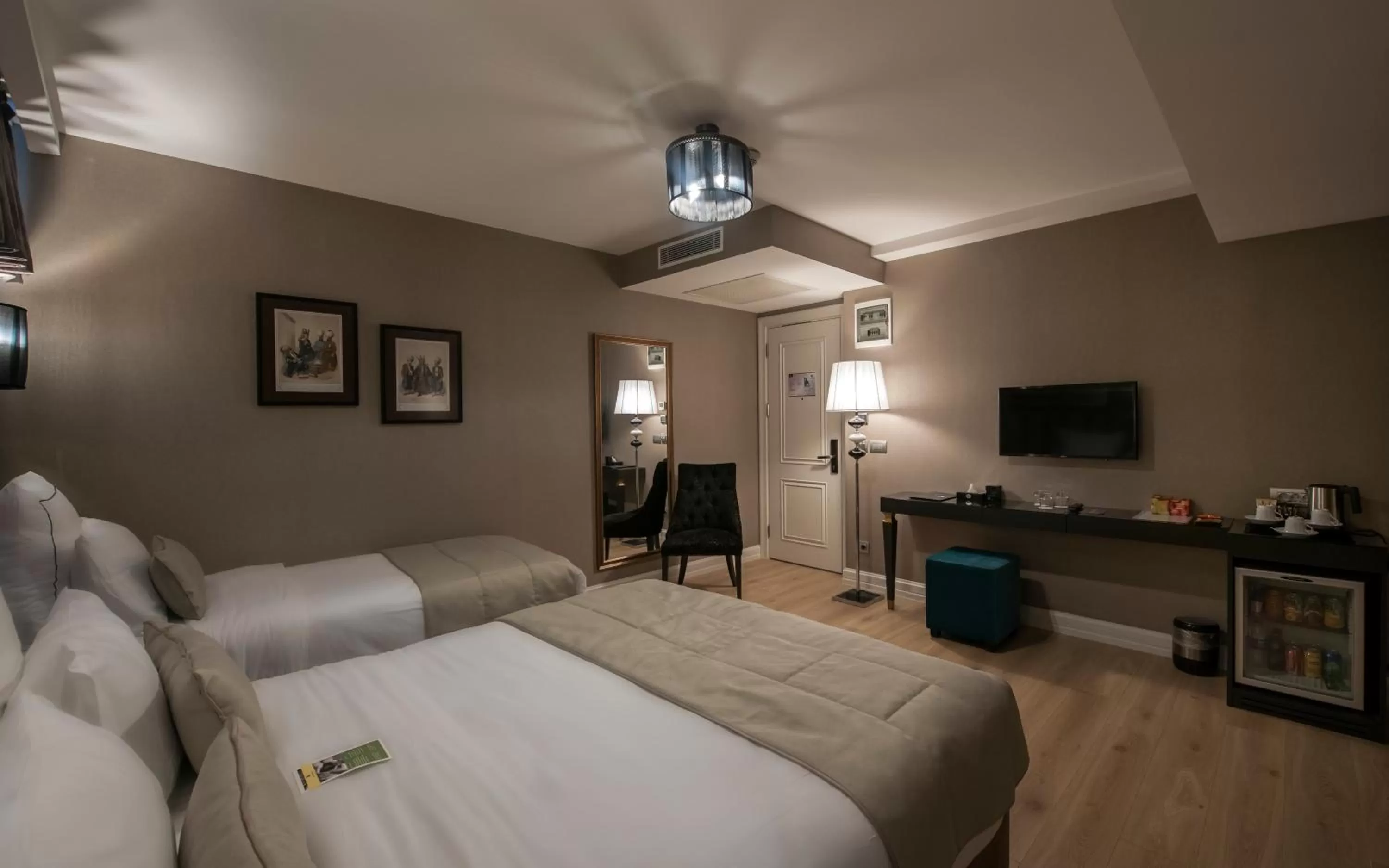 Bedroom, Bed in Le Petit Palace Hotel - Special Category