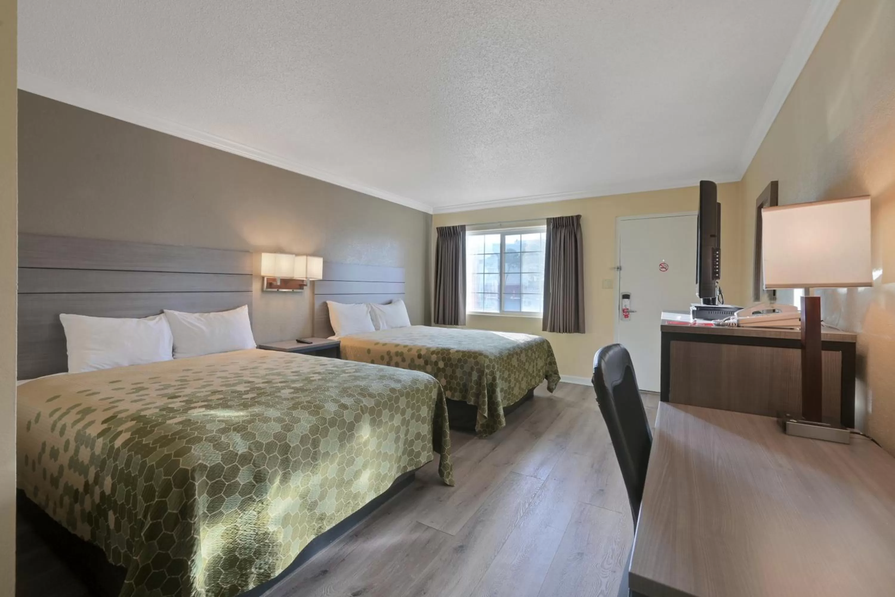 Photo of the whole room, Bed in Econo Lodge Woodland near I-5