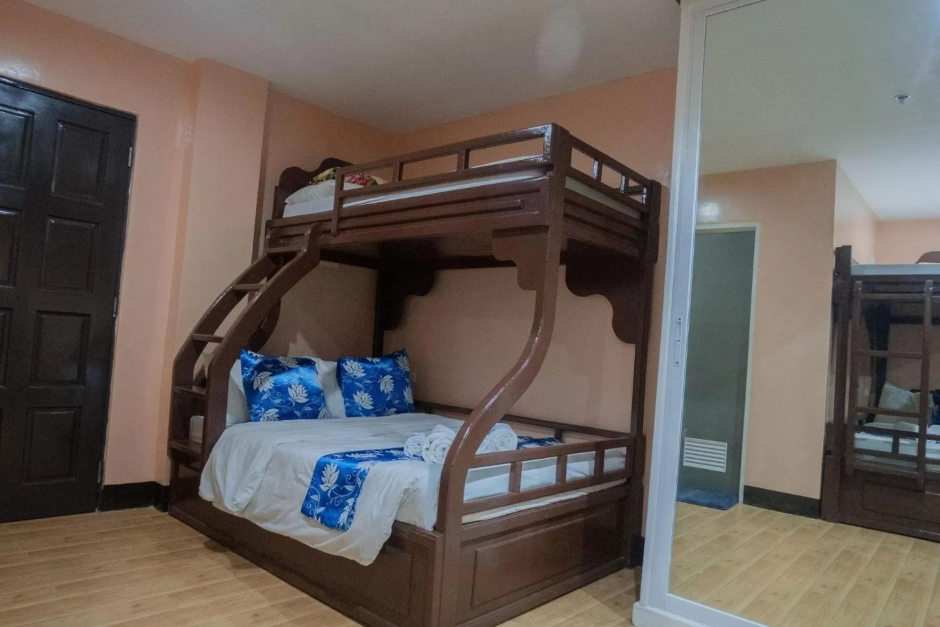 bunk bed, Bed in Skylodge Resort