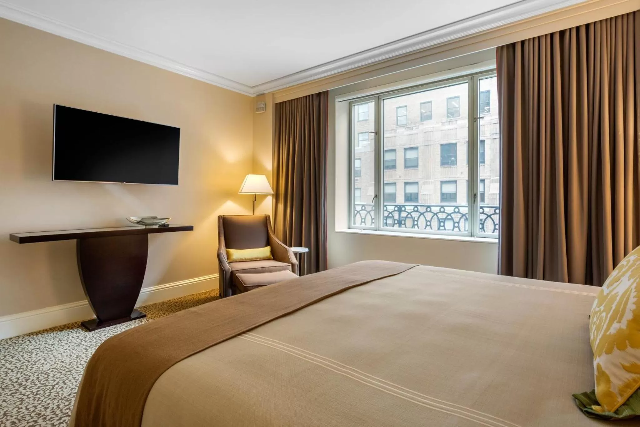 Photo of the whole room, Bed in Omni Berkshire Place