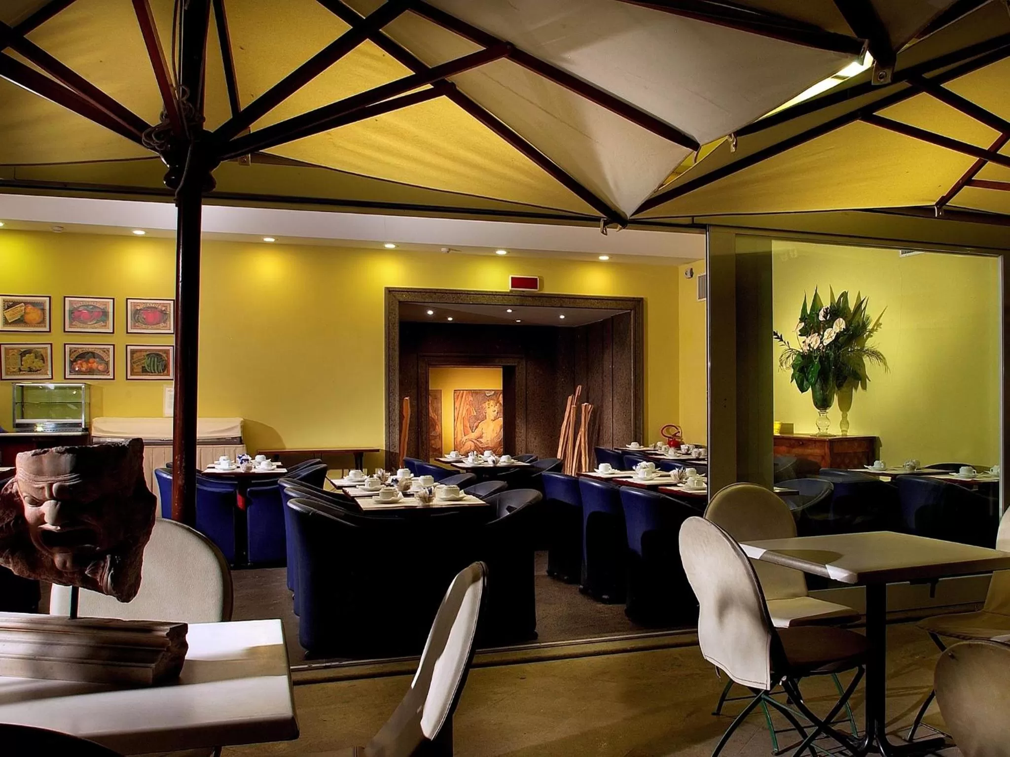 Restaurant/places to eat in Hotel Diplomatic