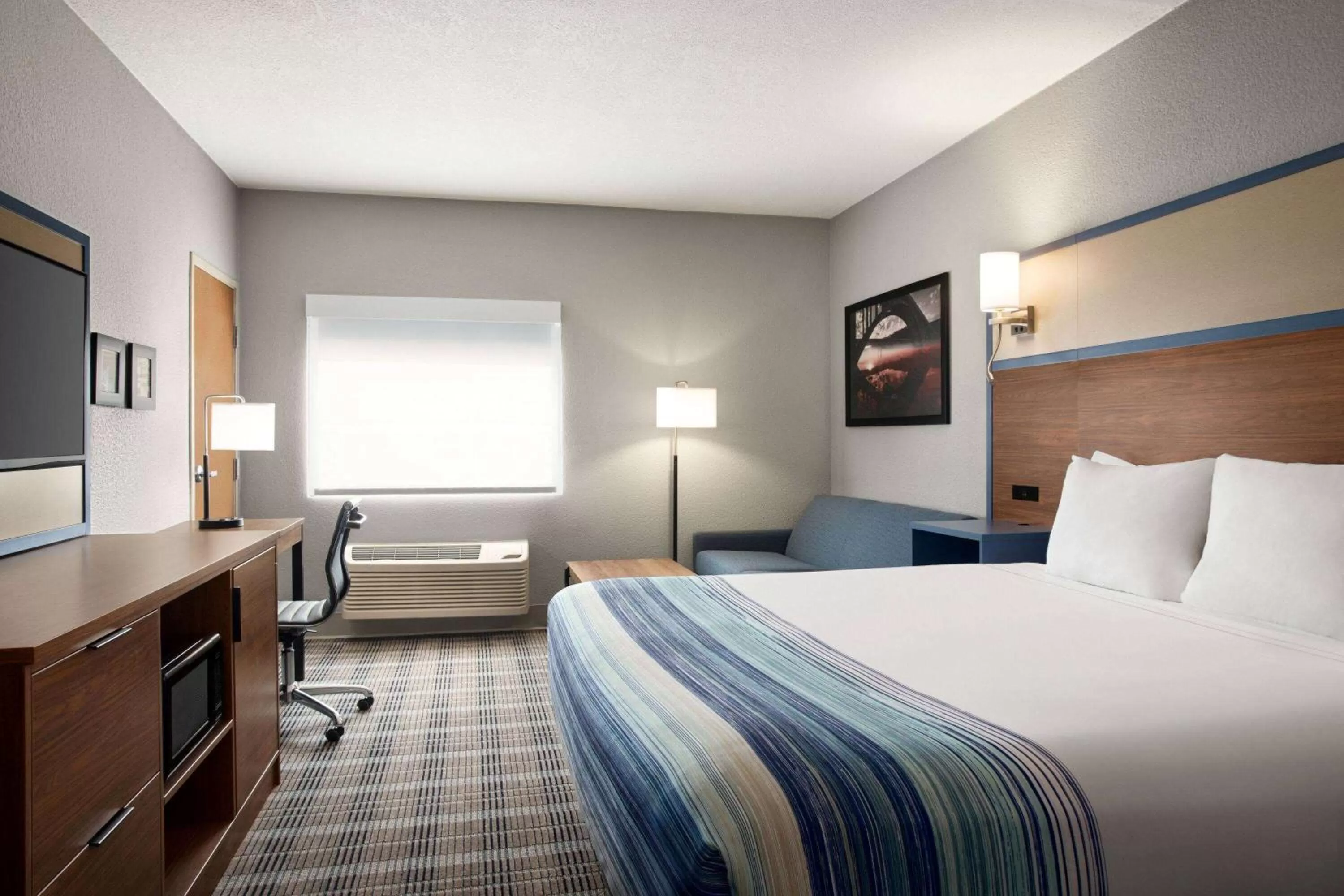 Coffee/tea facilities, Bed in AmericInn by Wyndham Branson & Conference Center
