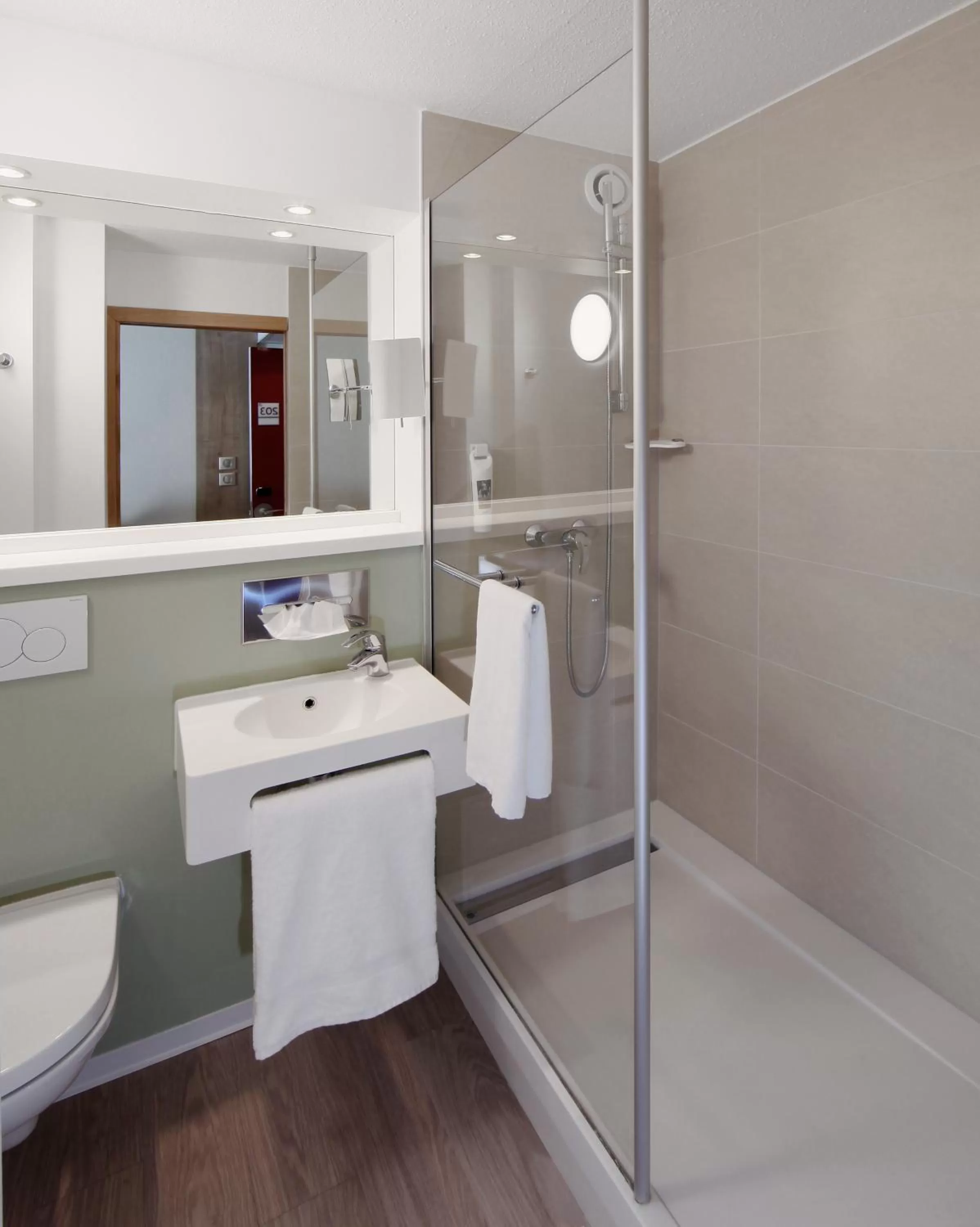 Shower in Mercure Hotel Forbach Centre de Loisirs