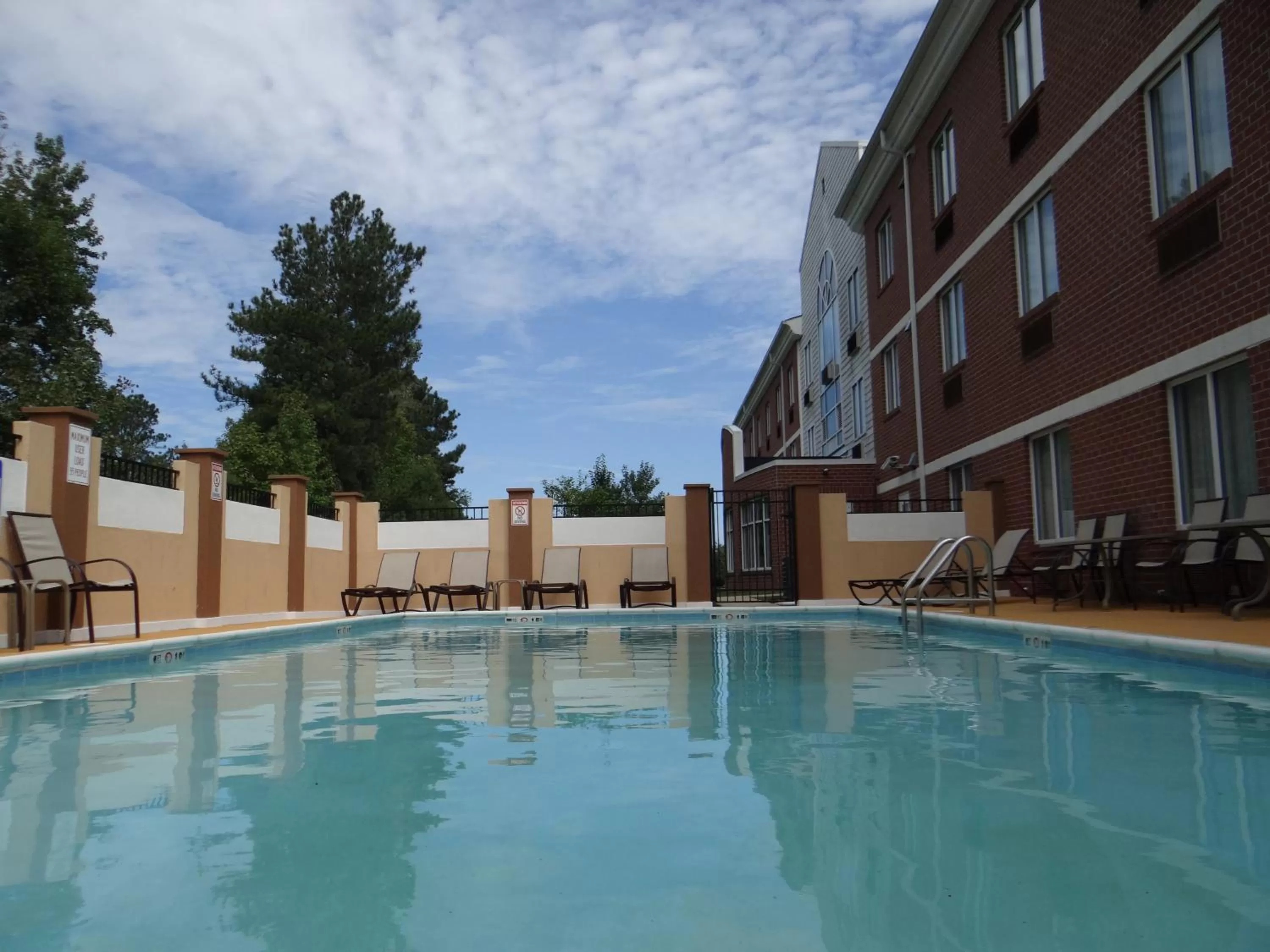 Swimming pool in Holiday Inn Express Hotel & Suites Salisbury - Delmar by IHG