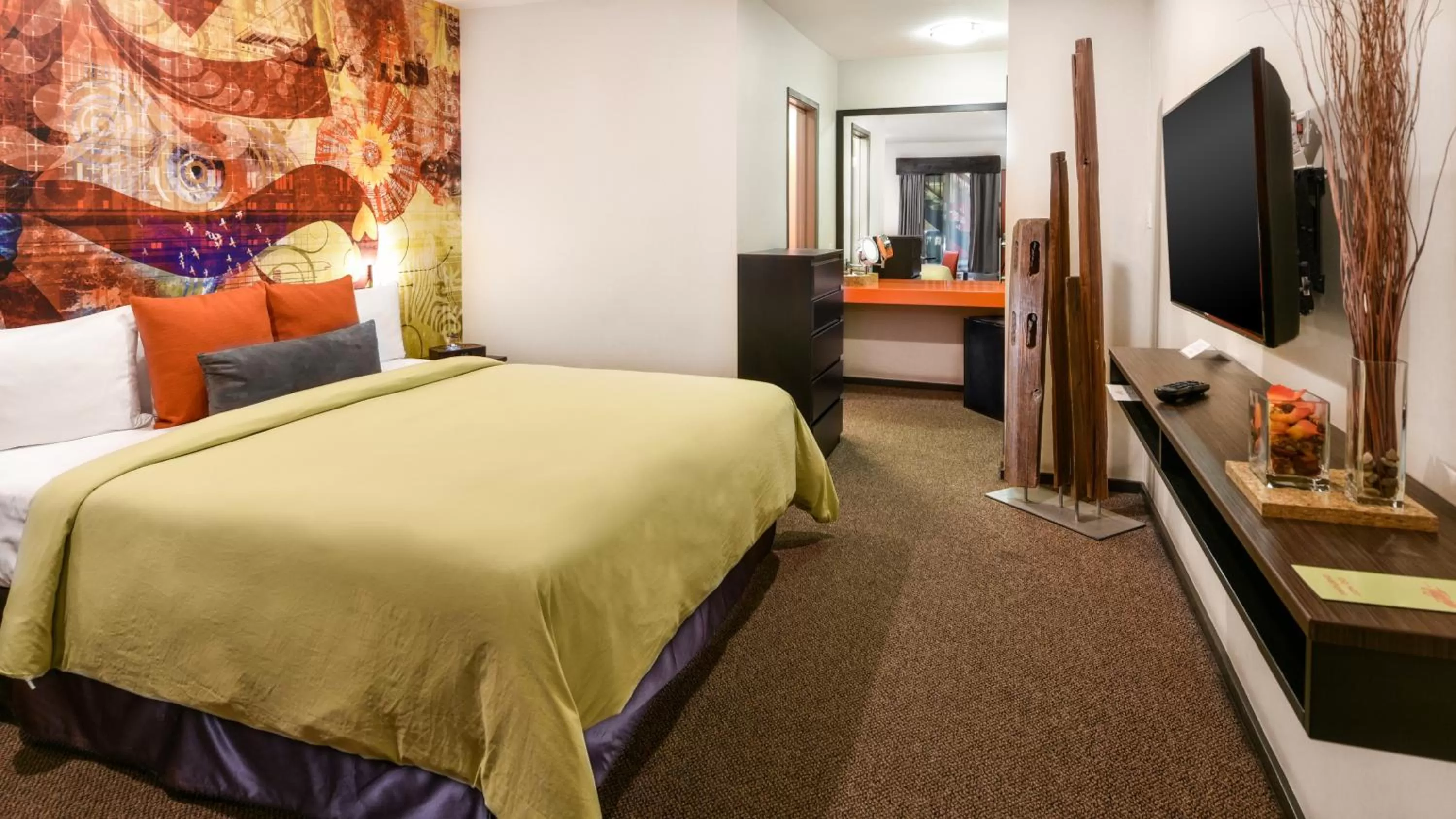 Photo of the whole room, Bed in The Tangerine - a Burbank Hotel
