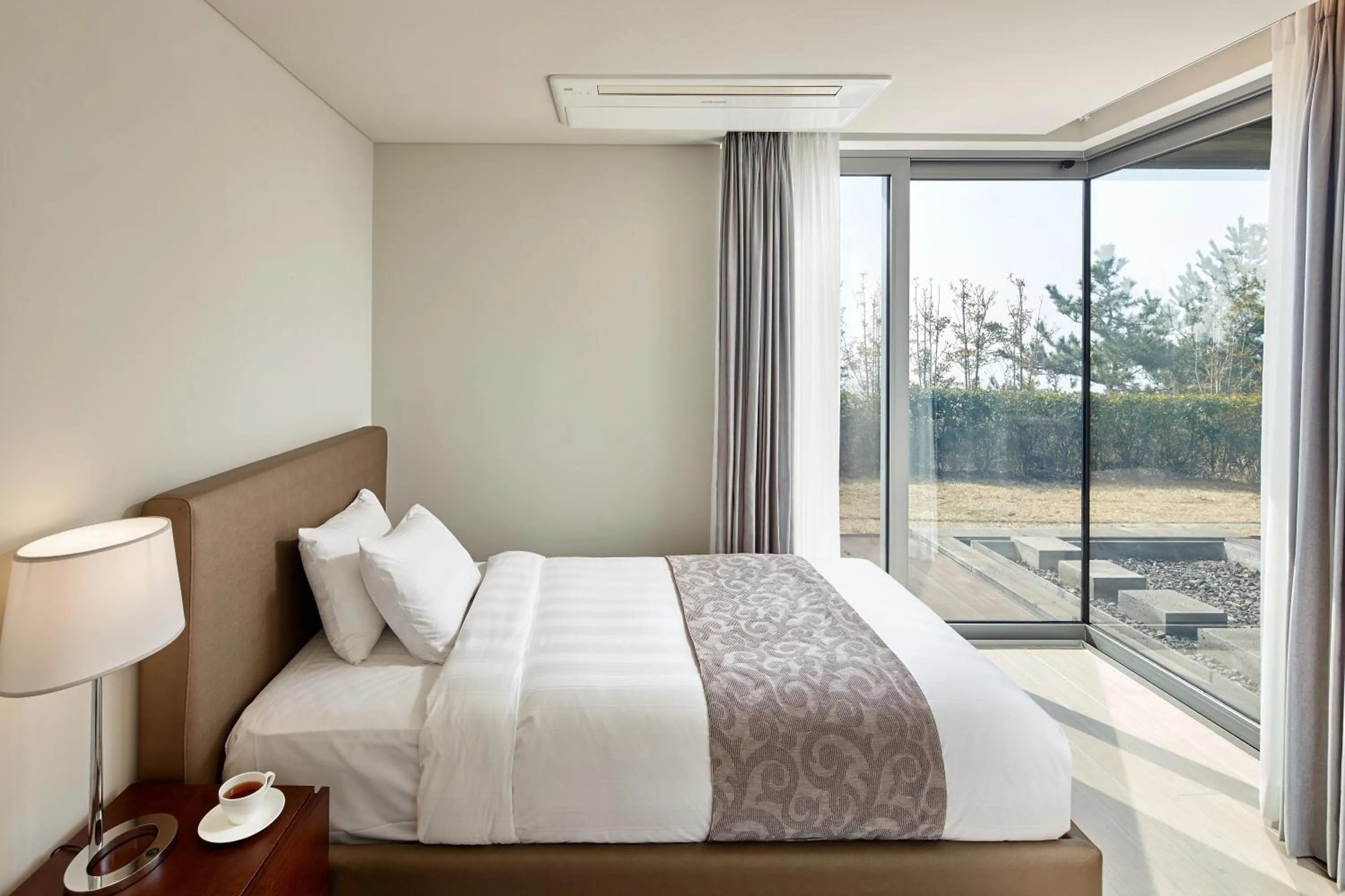 Bedroom, Bed in Lotte Resort Jeju Artvillas