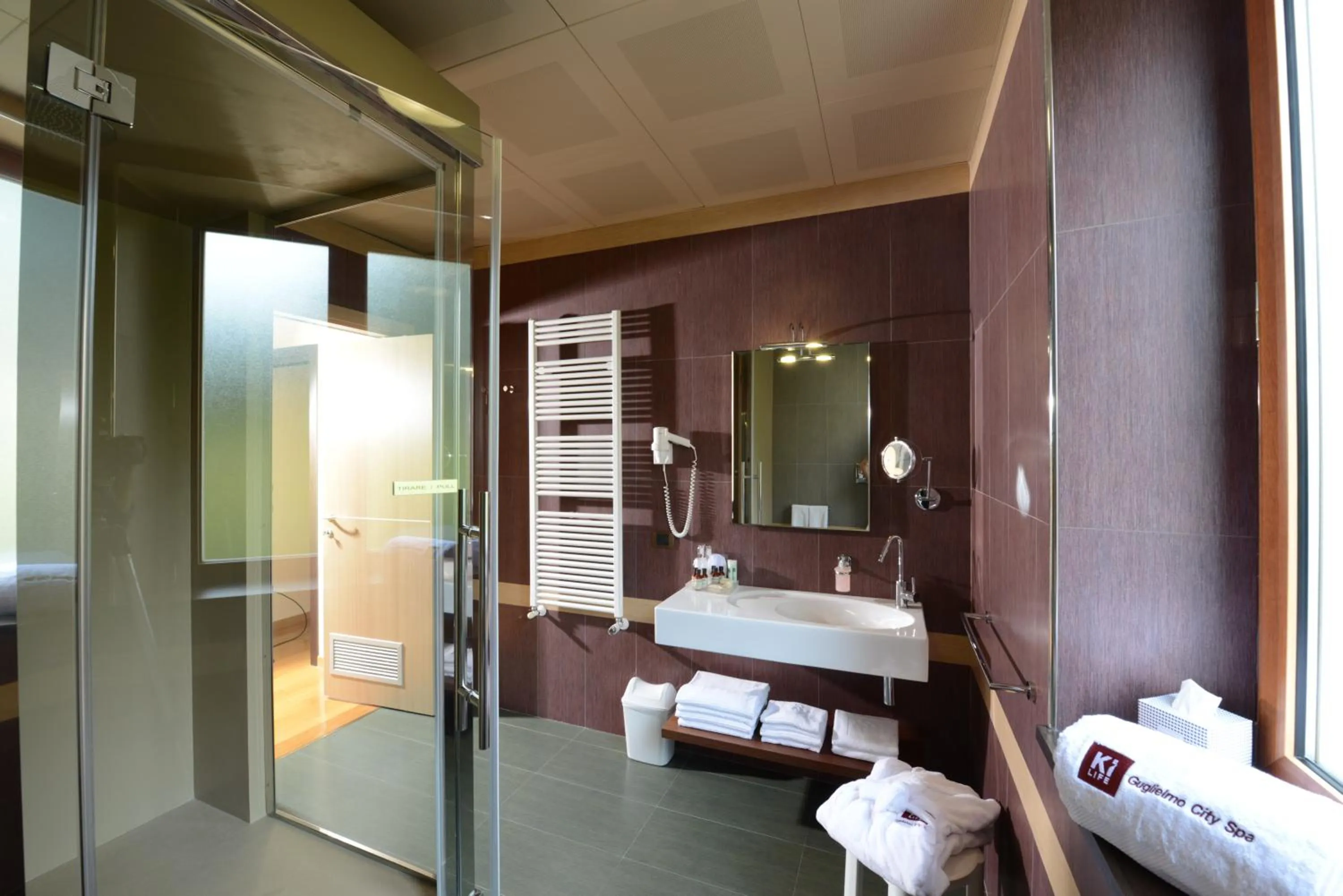 Bathroom, Bed in Hotel Guglielmo