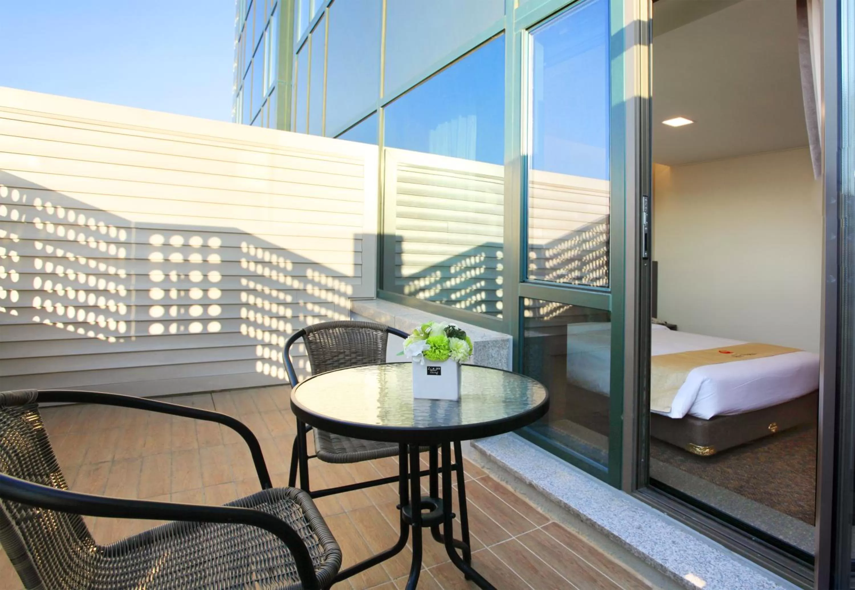 Balcony/Terrace, Bed in Hotel Skypark Kingstown Dongdaemun