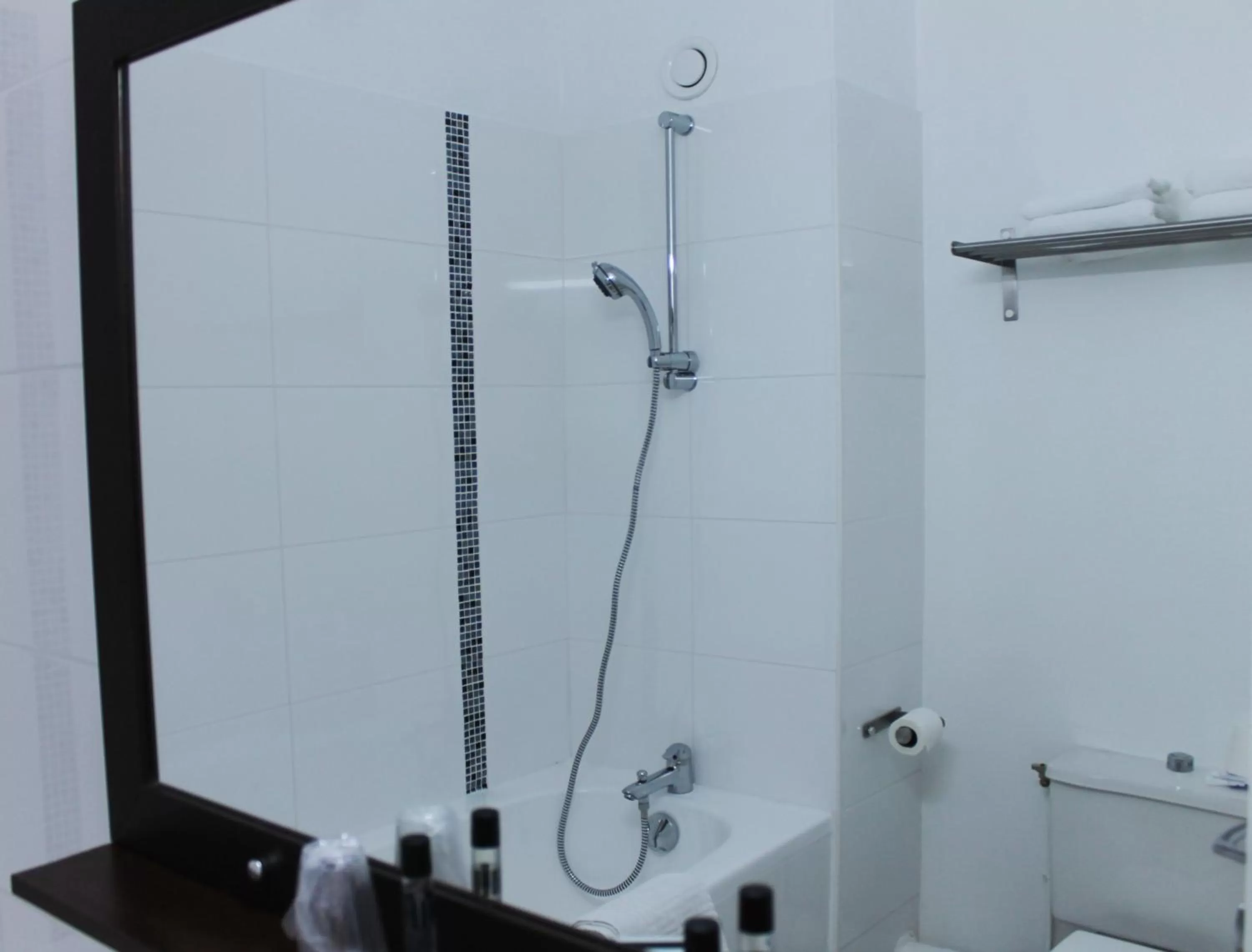 Bathroom in The Originals City, Hôtel Paris Sud, Orly-Draveil