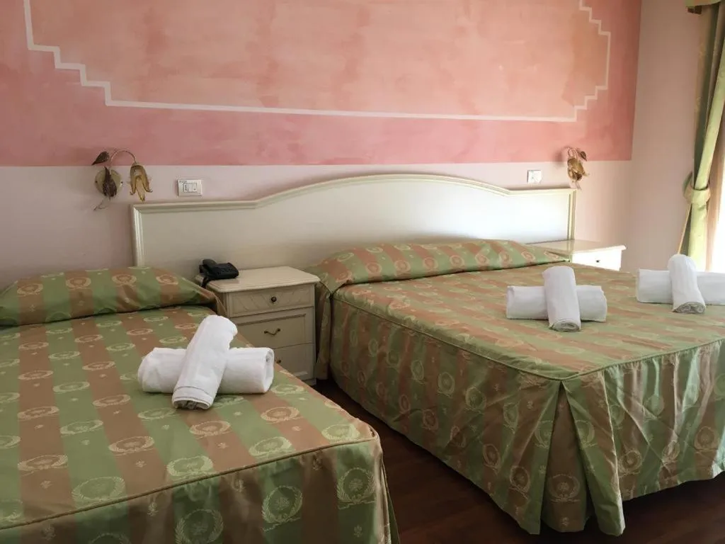 Bedroom, Bed in Hotel Villa Strassoldo "Ex Attianese Hotel Restaurant"