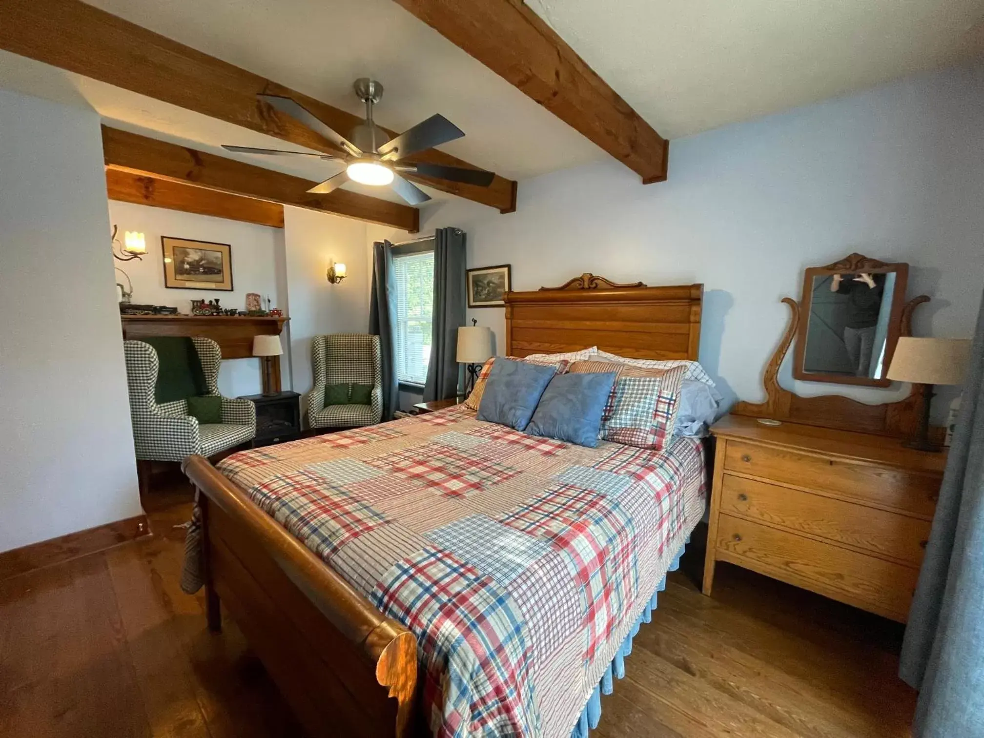 Standard Queen Room in Folkestone Inn Standard Queen Room in Folkestone Inn