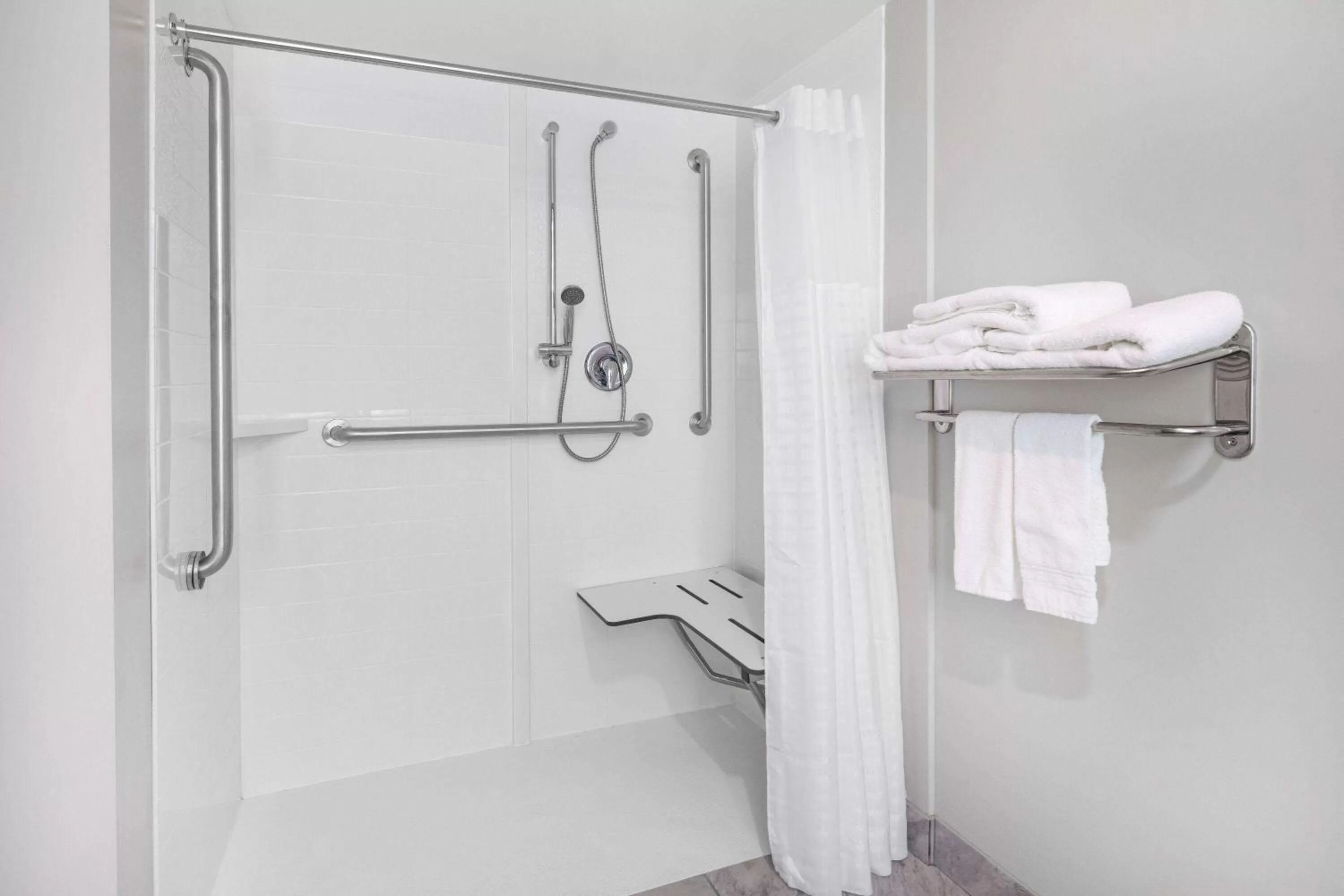 Shower in Days Inn & Suites by Wyndham Niagara Falls/Buffalo