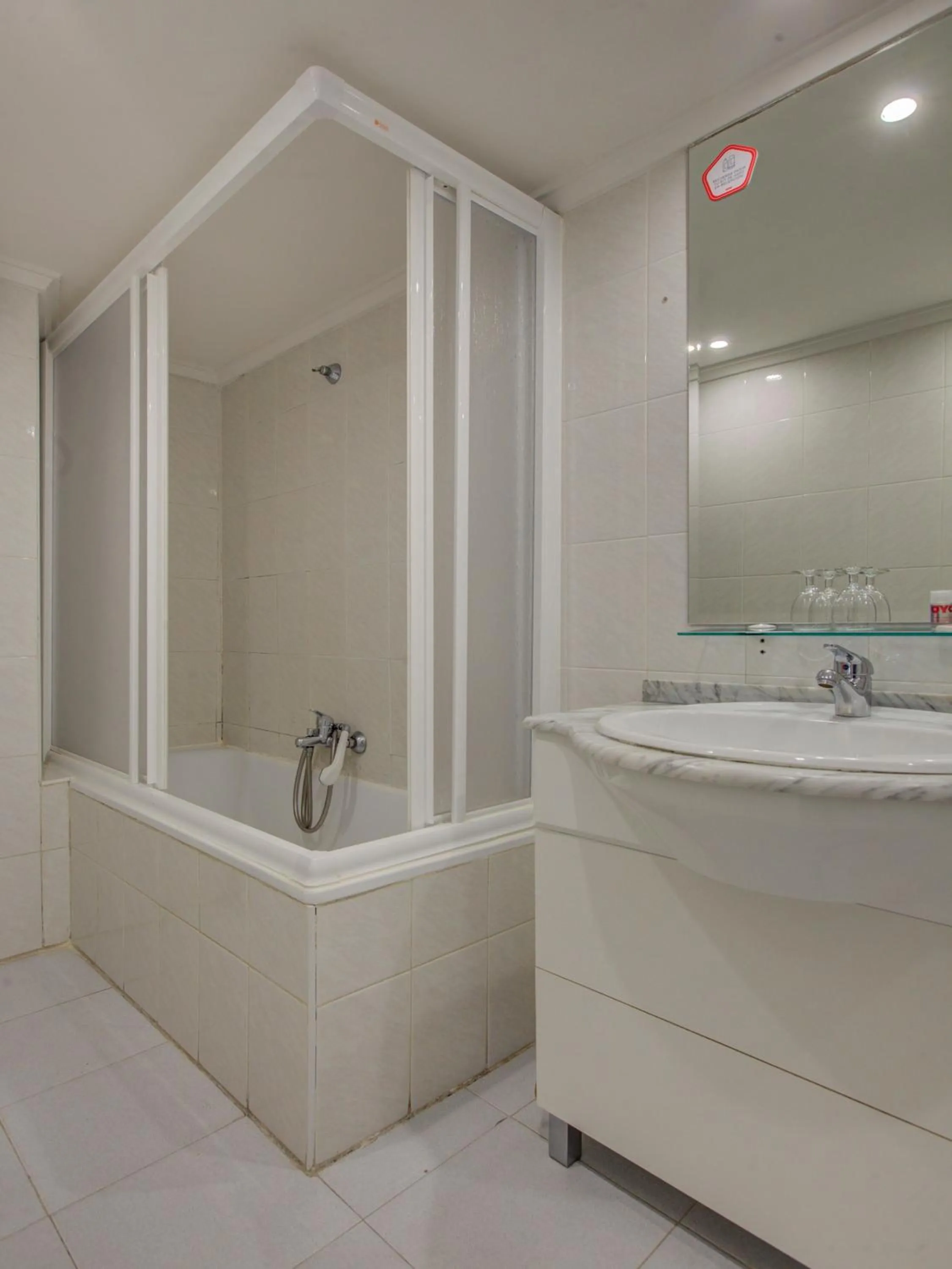 Bathroom in Emperatriz I