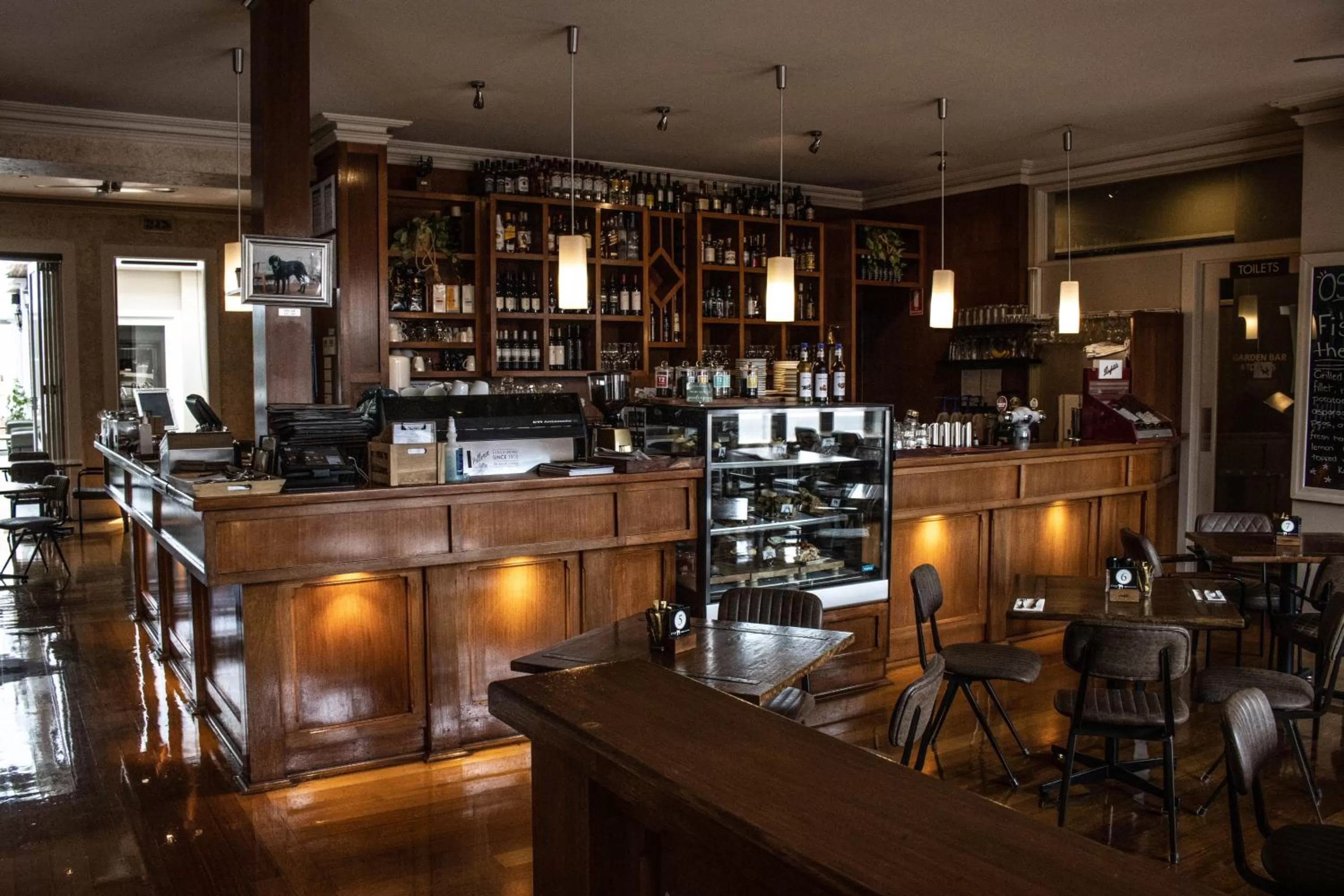 Restaurant/places to eat in Oscars Hotel and Cafe Bar