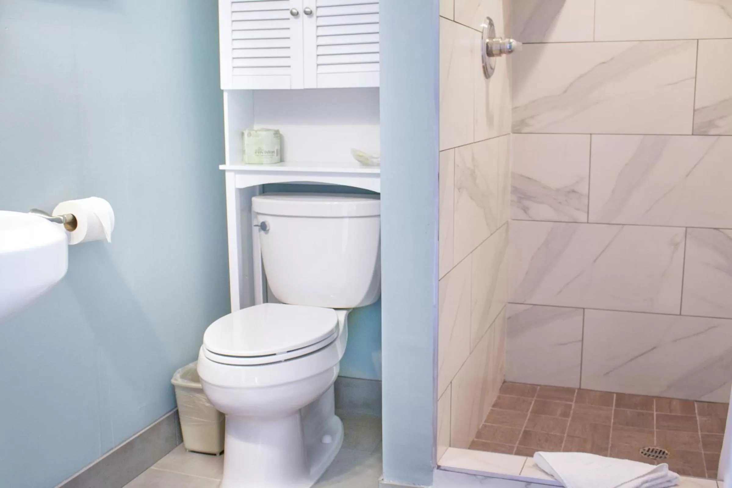 Bathroom in Ocean Echo Inn & Beach Cottages