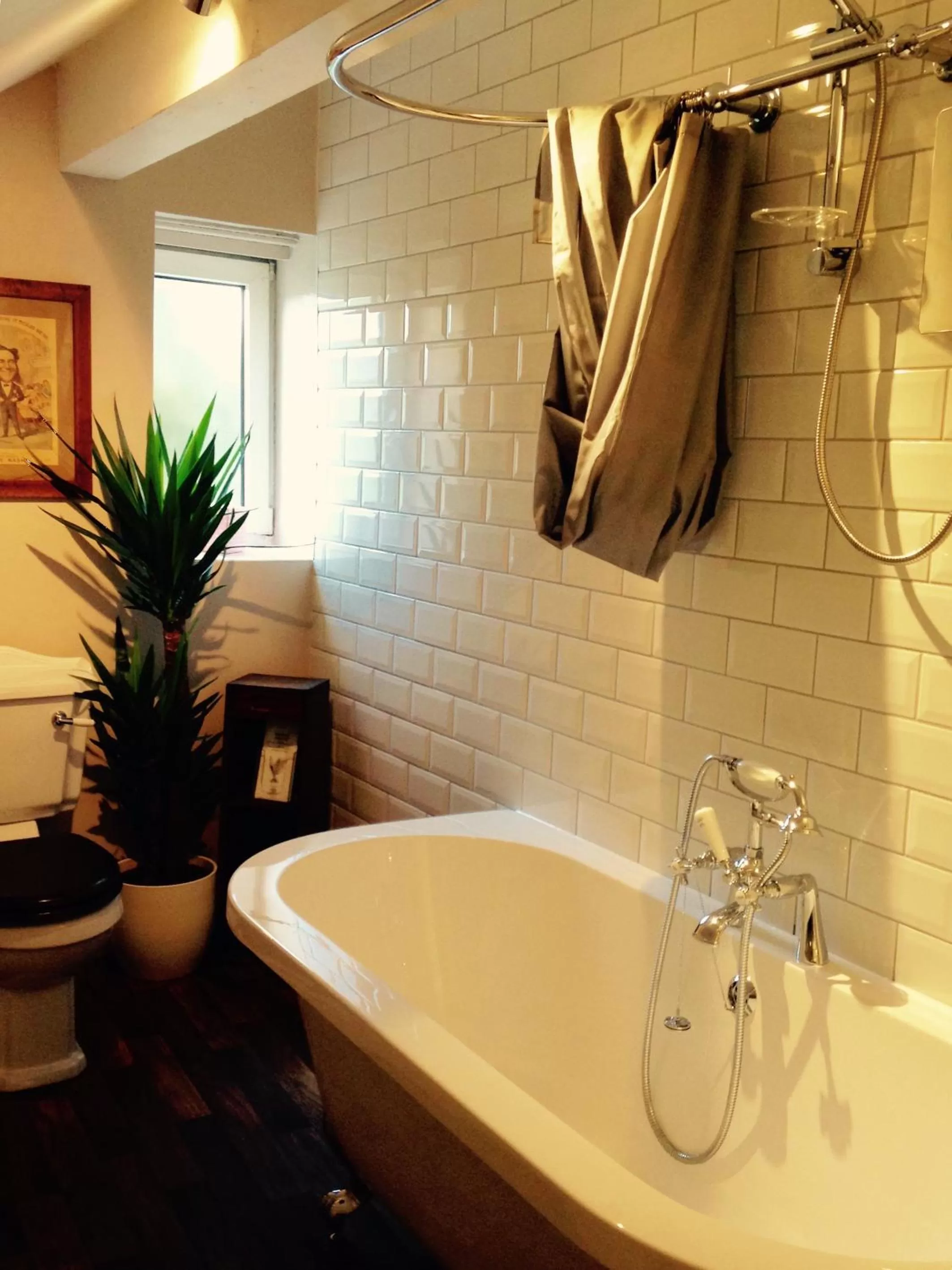 Bathroom in The Old Registry guest house
