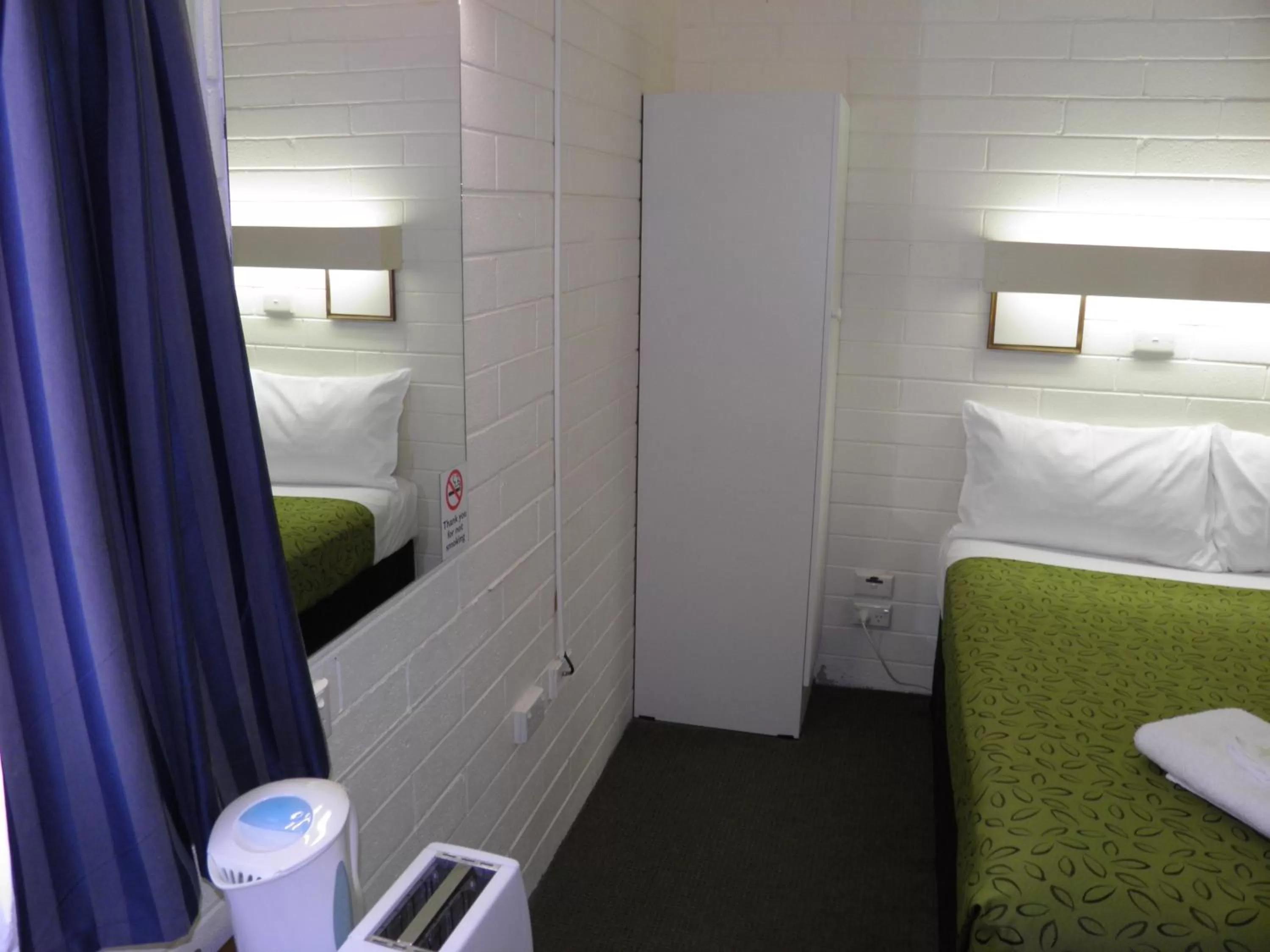 Photo of the whole room, Bed in 7th Street Motel