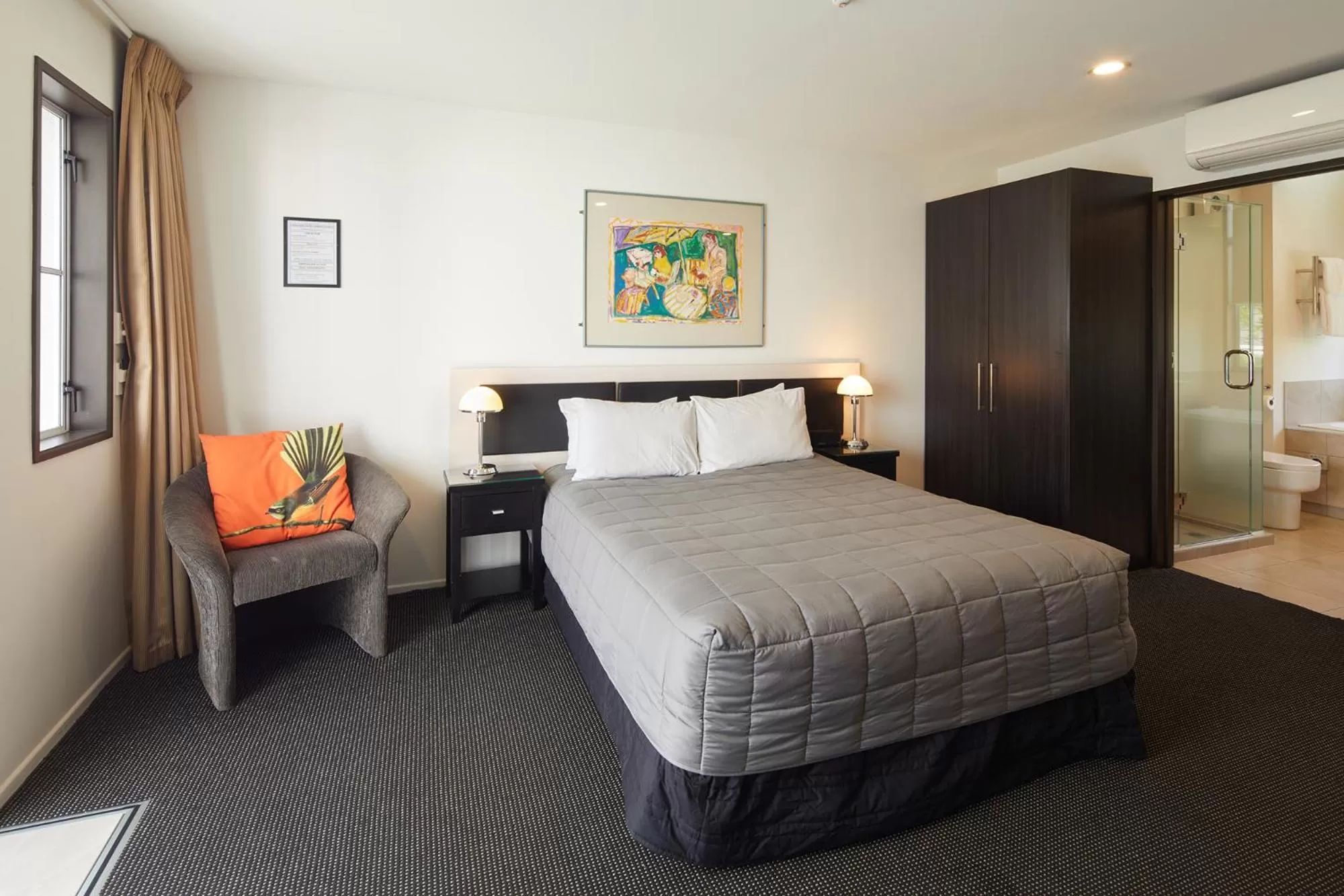 Bedroom, Bed in Pavilions Hotel