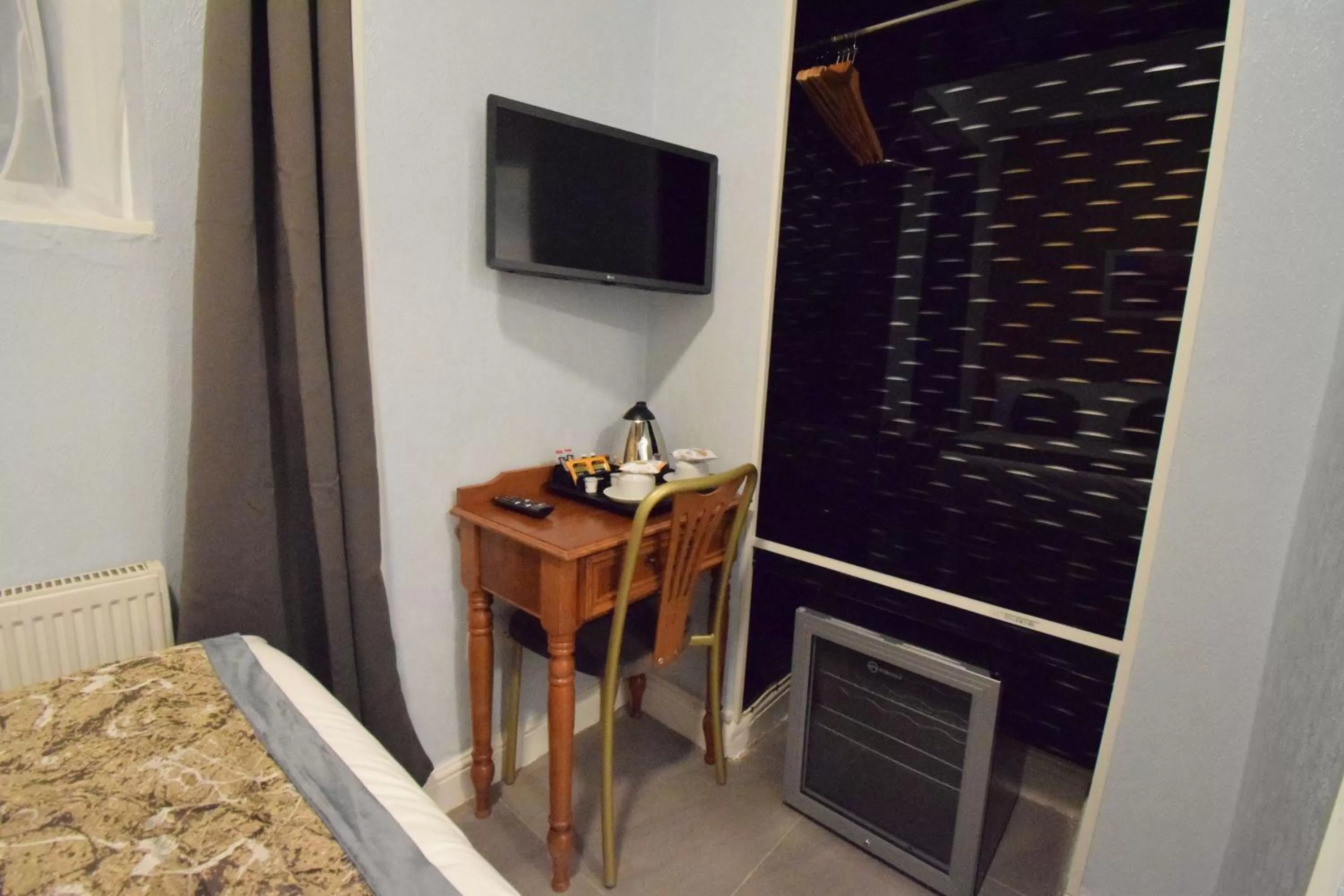 TV and multimedia in Pembridge Palace Hotel