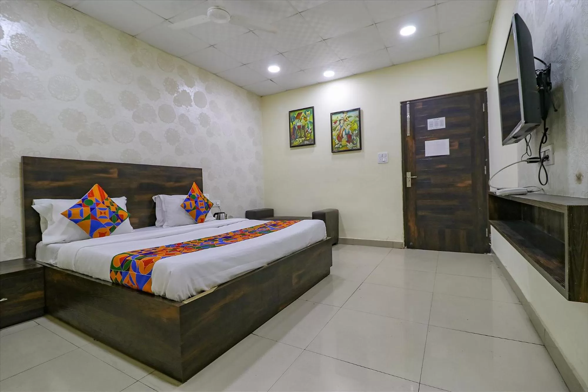 Communal lounge/ TV room, Bed in FabHotel Heaven Agya Ludhiana