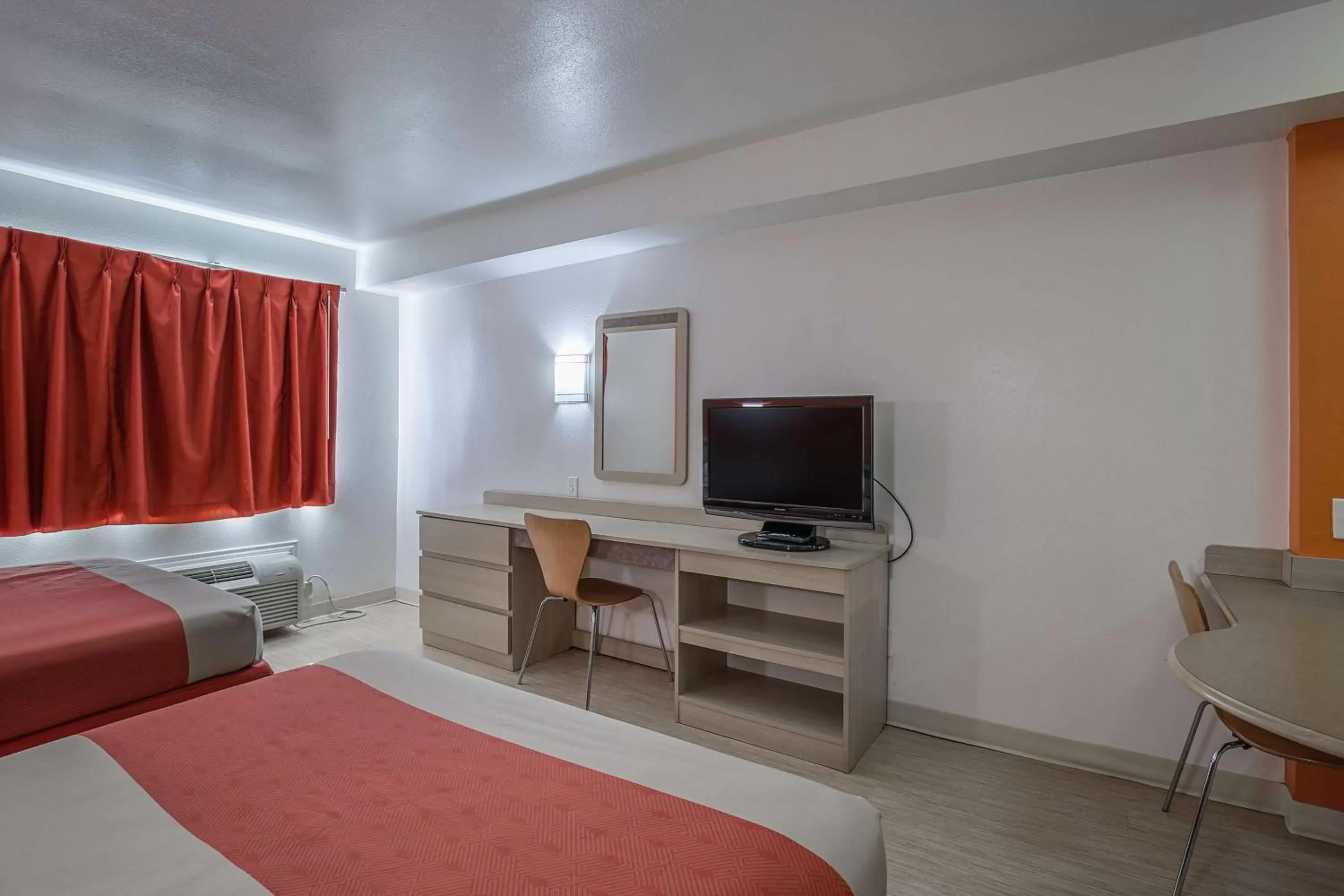 TV and multimedia, Bed in Motel 6-Pasadena, TX