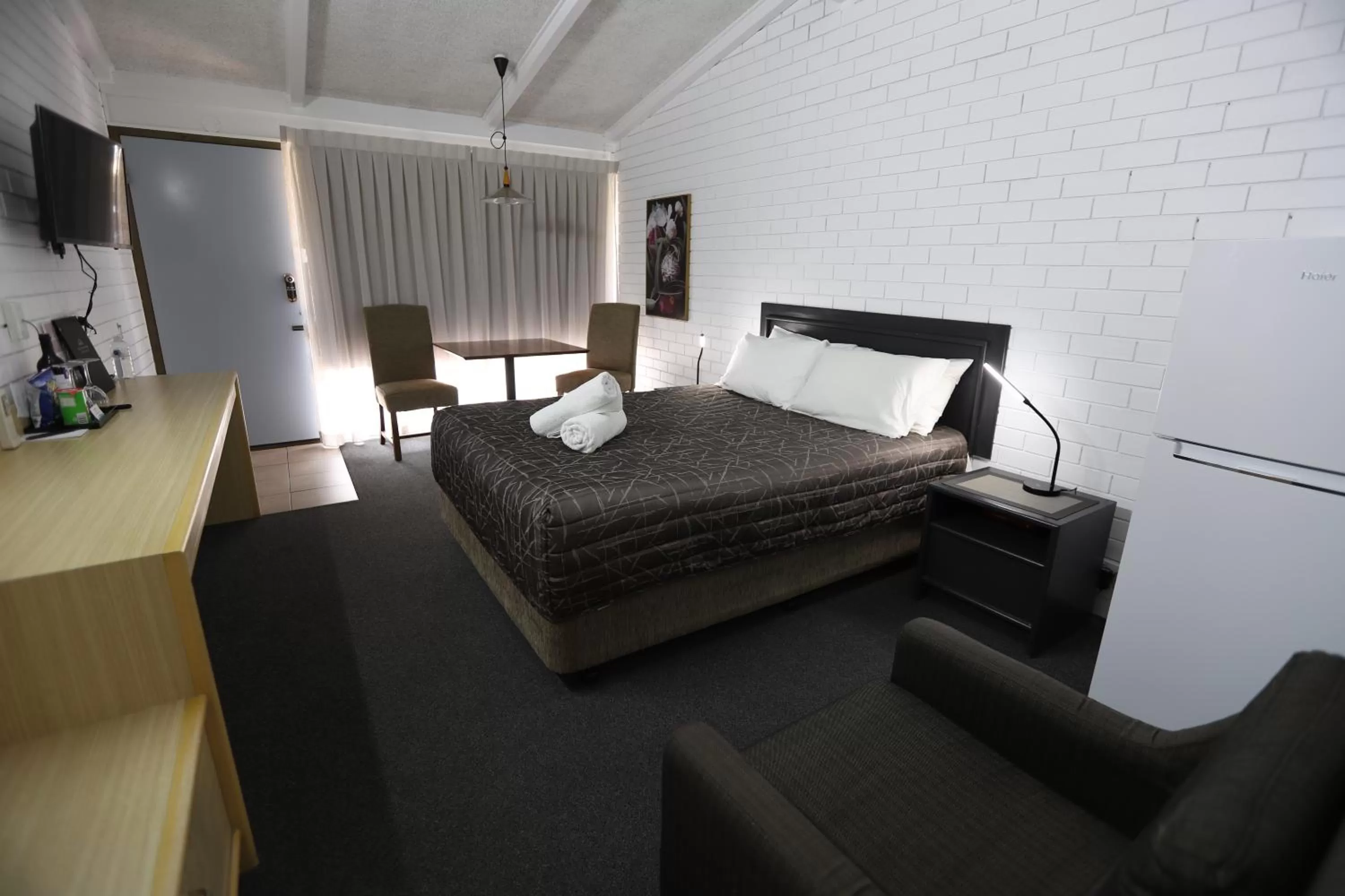 Bedroom, Bed in The Town House Motor Inn