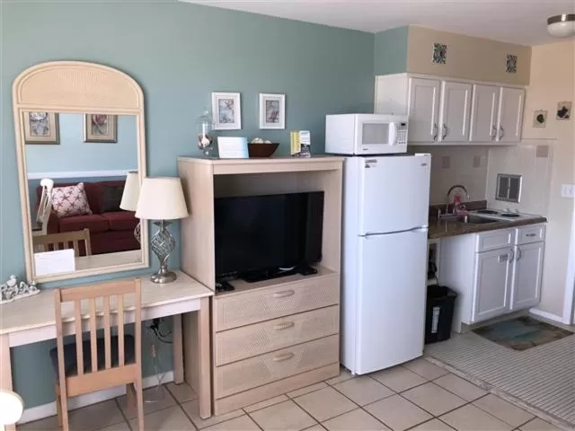Kitchen or kitchenette, TV/Entertainment Center in Cara Mara Resort
