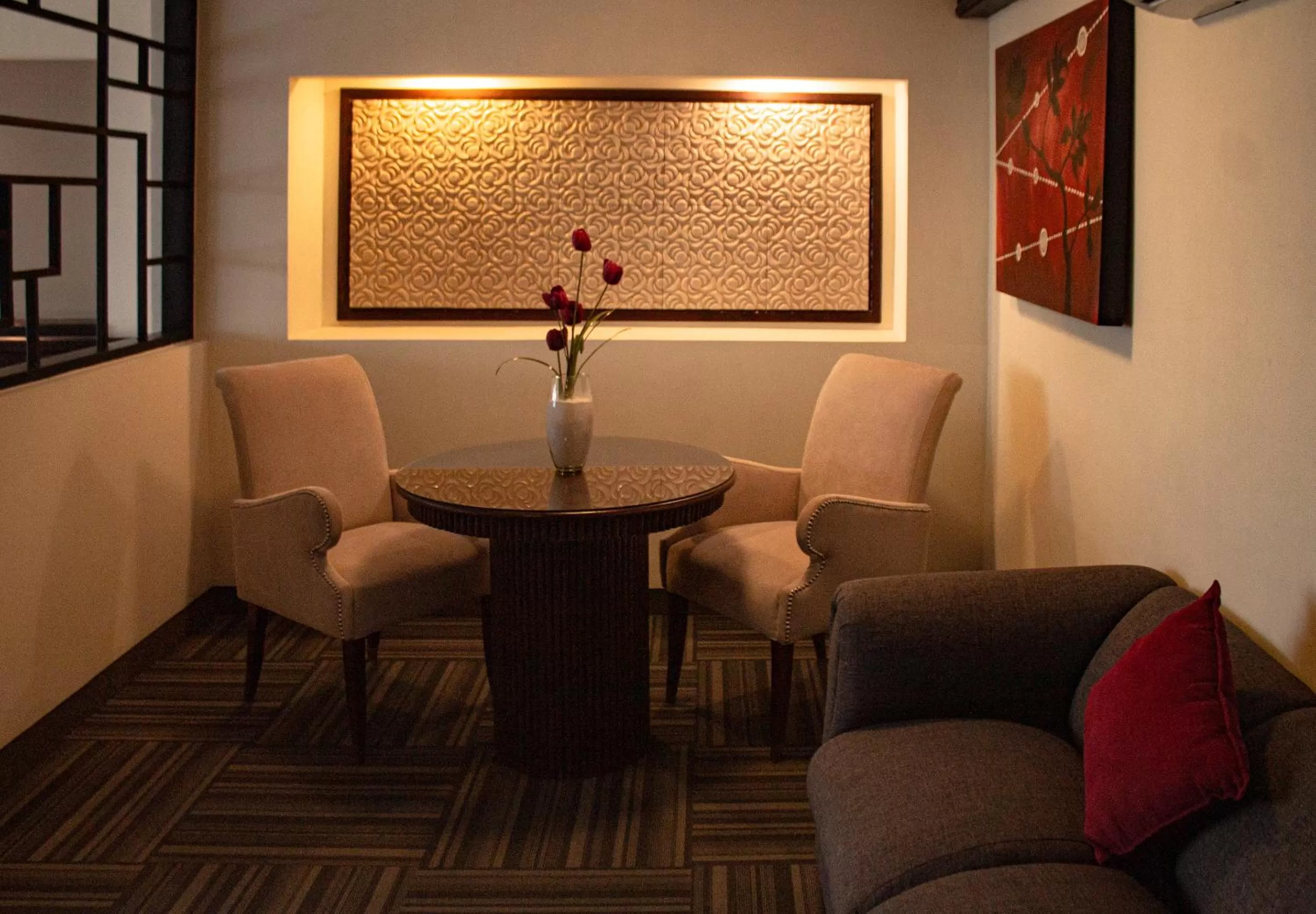 Seating area in Ramada Plaza by Wyndham Leon